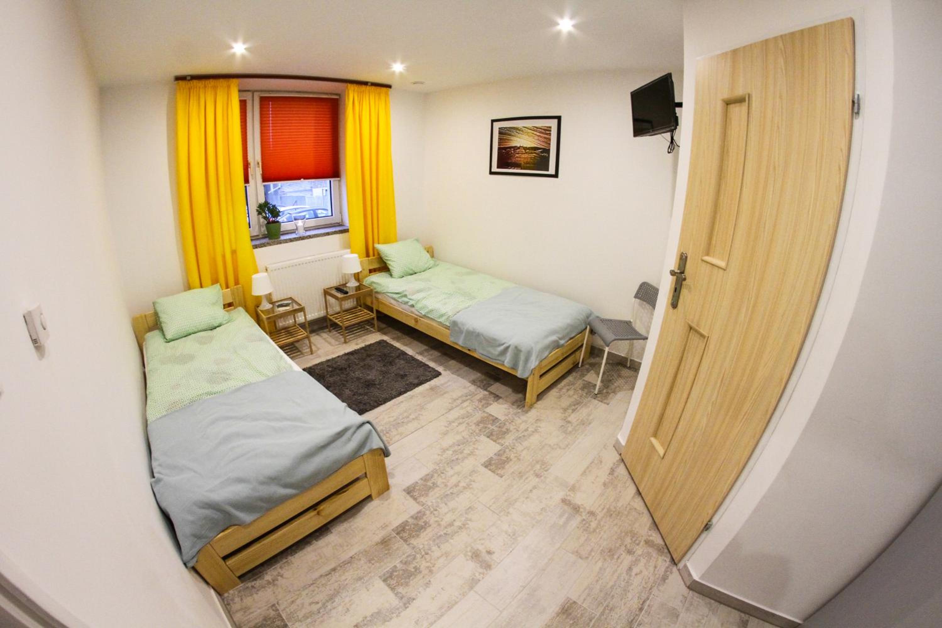 Twin Room with Private Bathroom - Photo 8