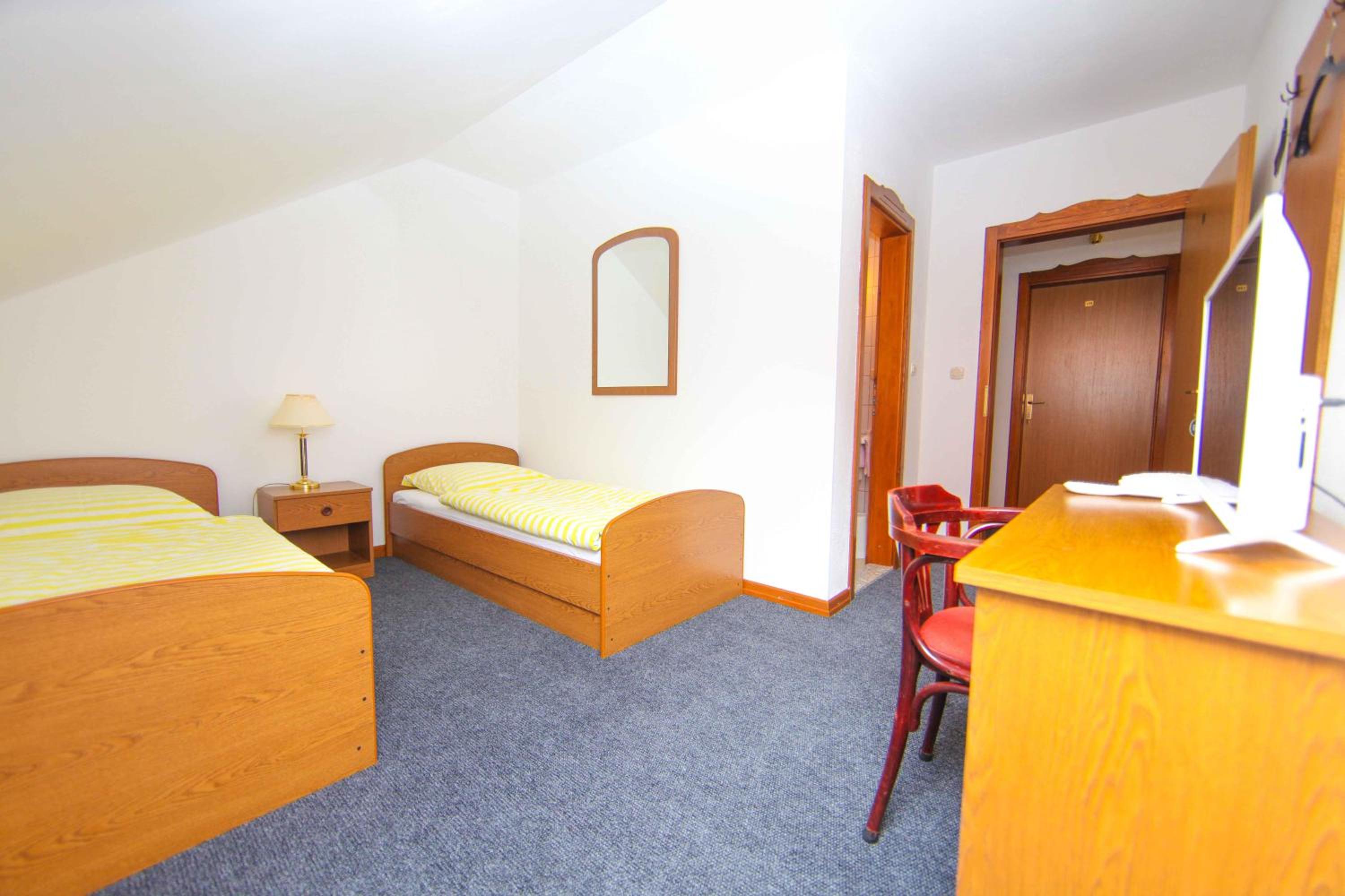 Twin Room with Private Bathroom photo 2