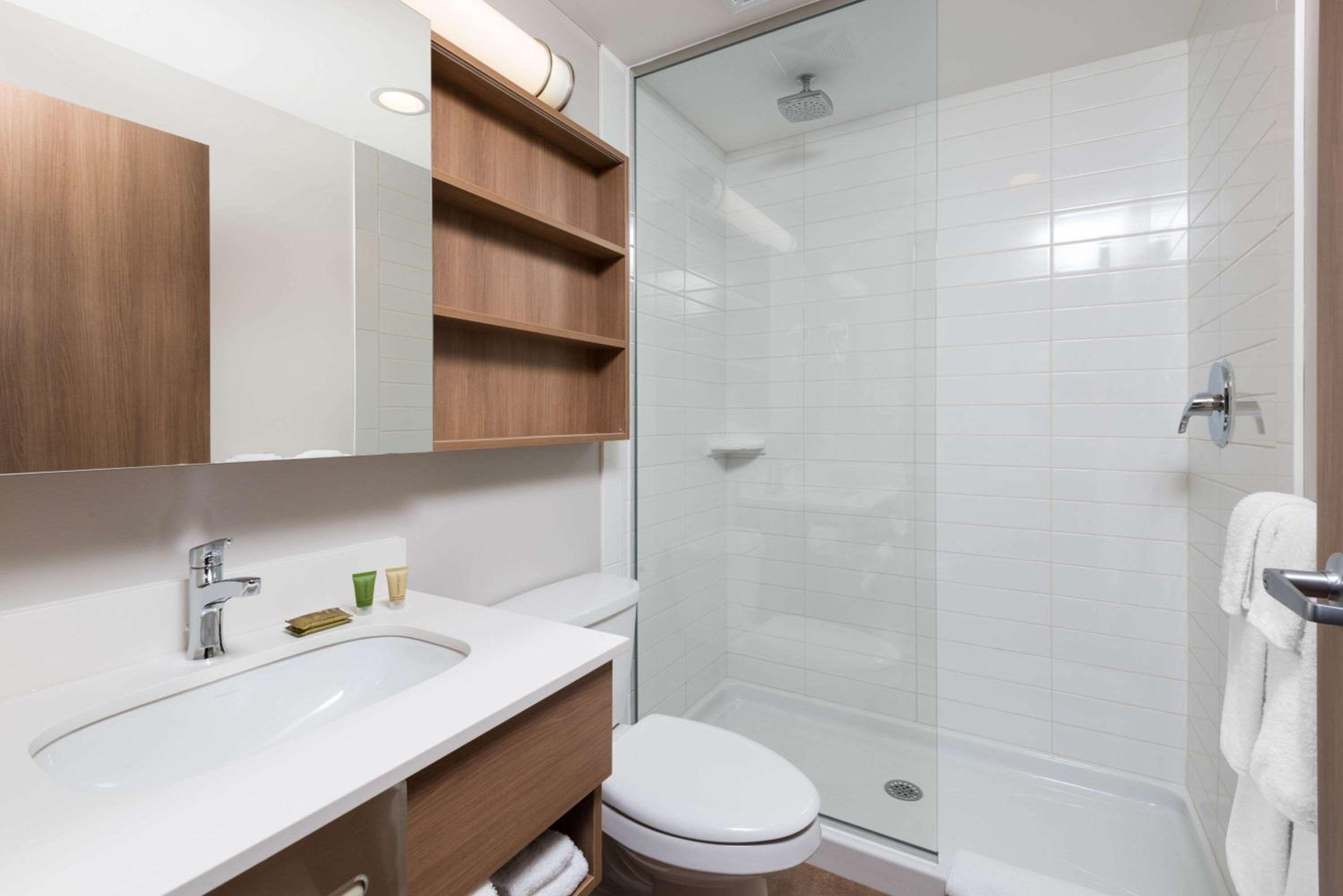 Queen Room with Two Queen Beds and Shower Only - Non-Smoking photo 3