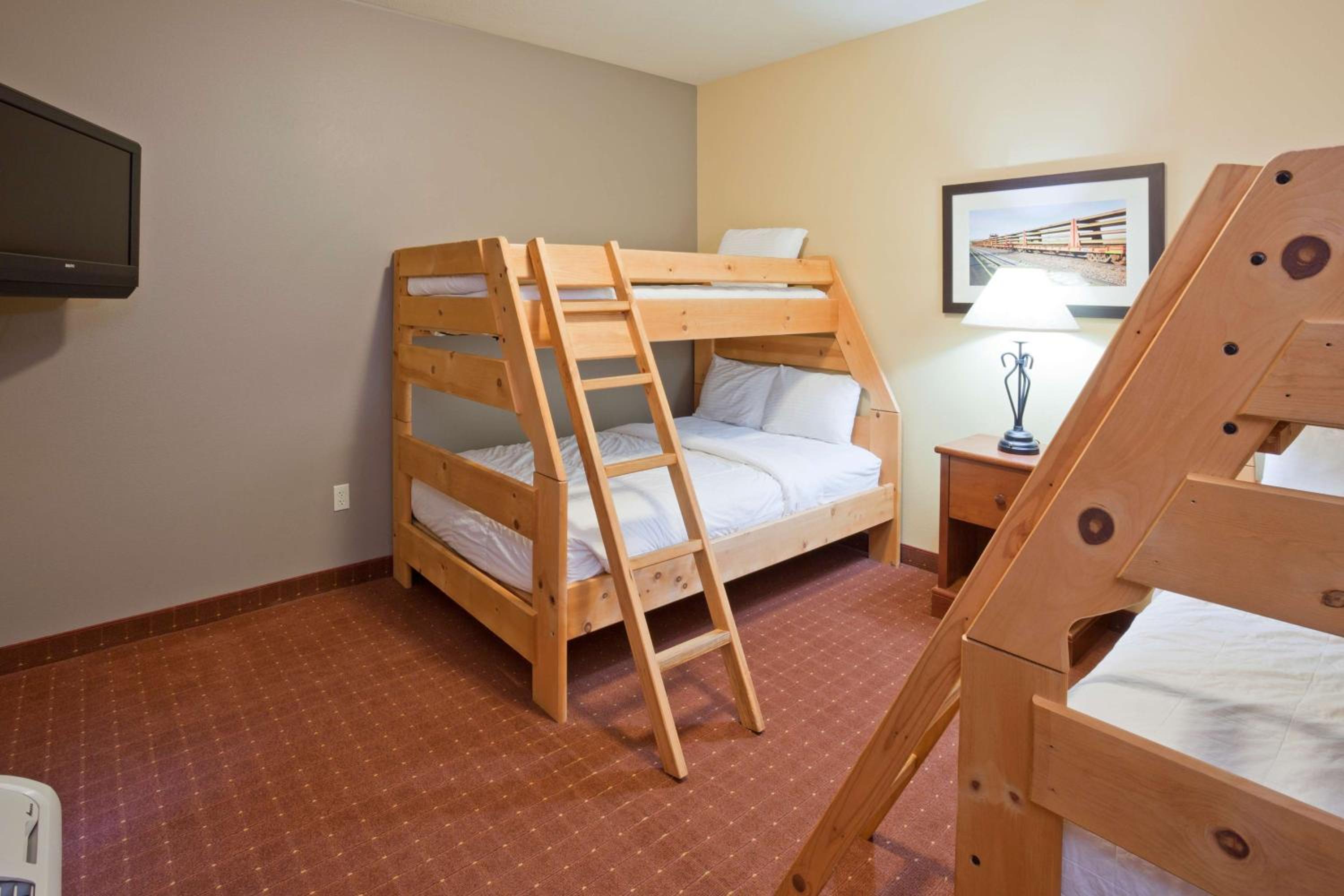 Two-Bedroom Suite with a King Bed, Two Double Beds and Two Twin Beds - Non Smoking - Photo 3