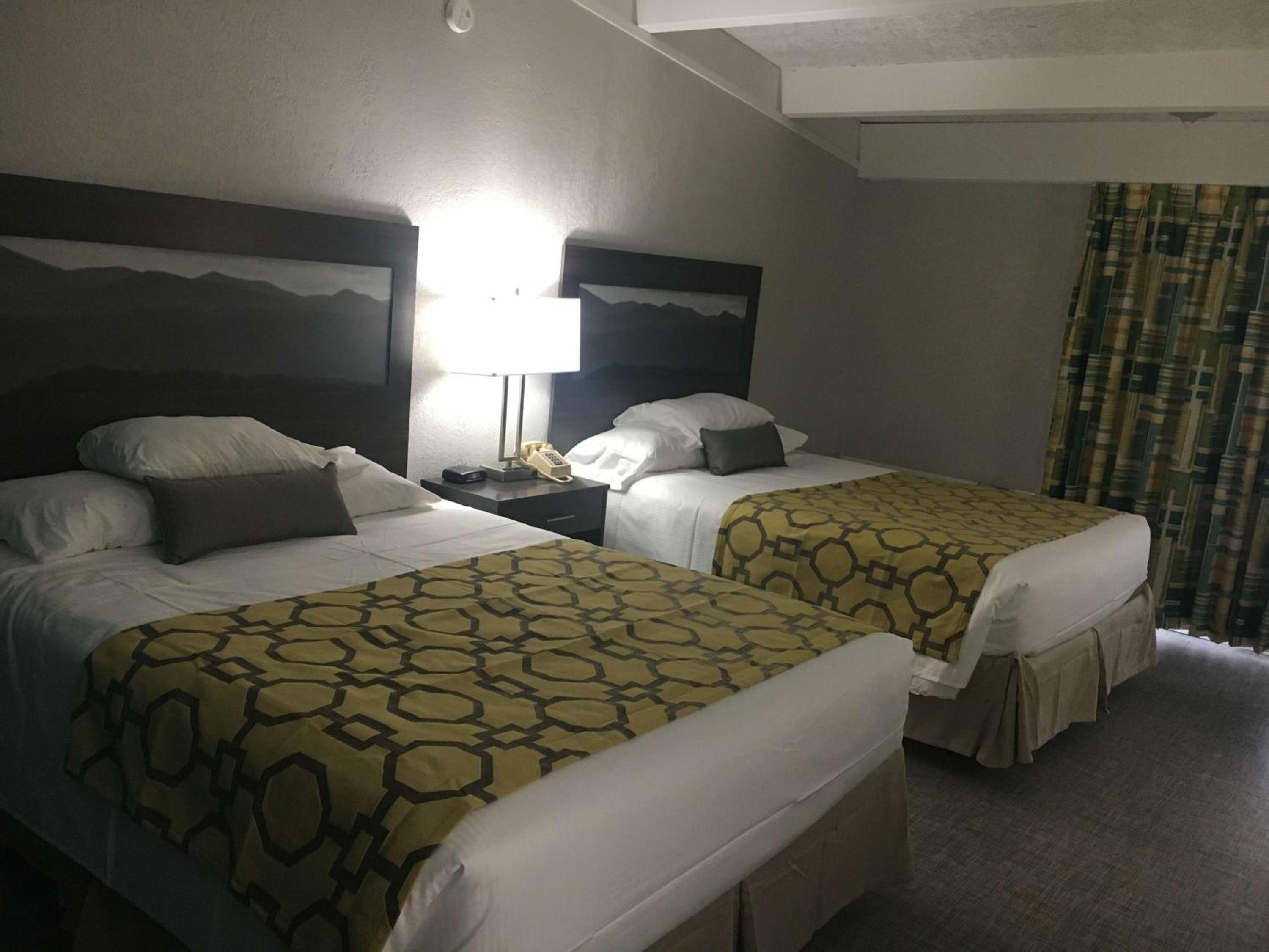 Queen Room with Two Queen Beds - Non-Smoking photo 3