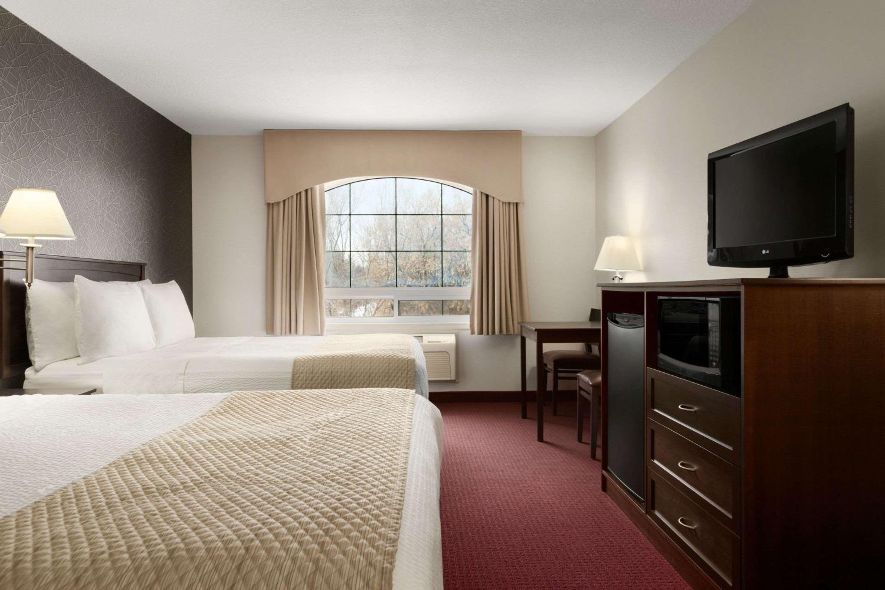 Queen Room with Two Queen Beds - Photo 5