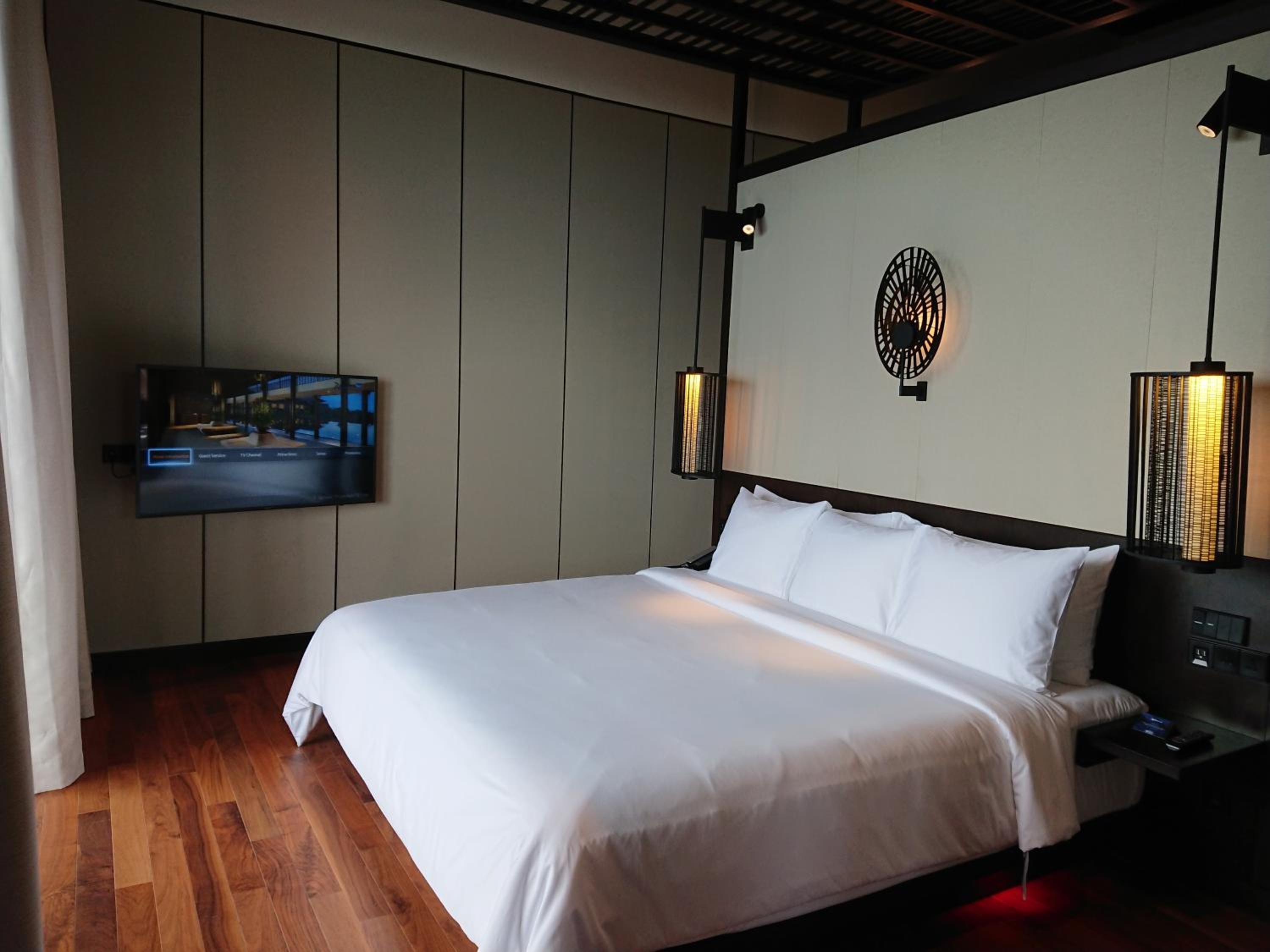 One Bedroom Suite with View photo 3