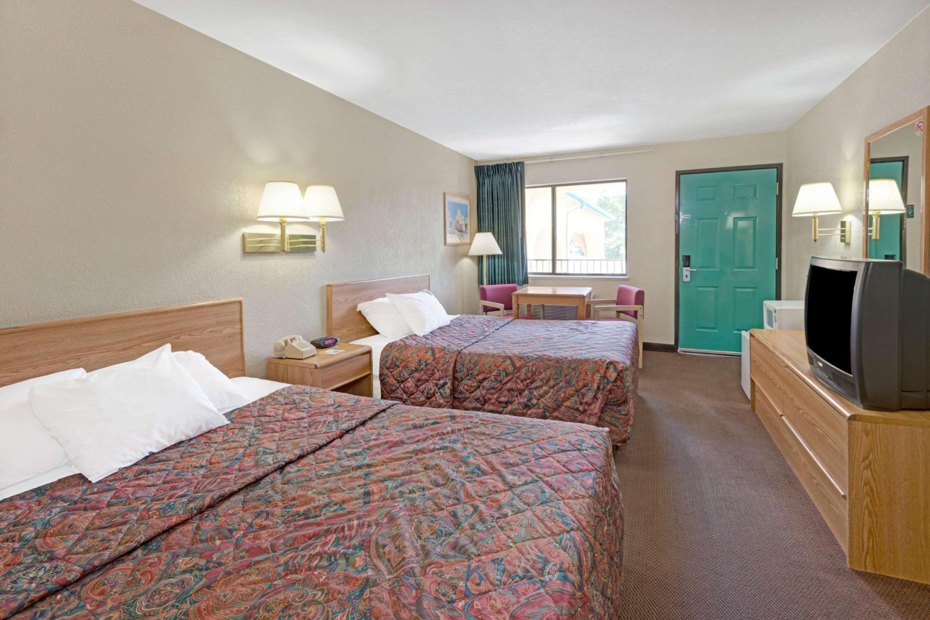 Double Room with Two Double Beds - Non-Smoking - Photo 3