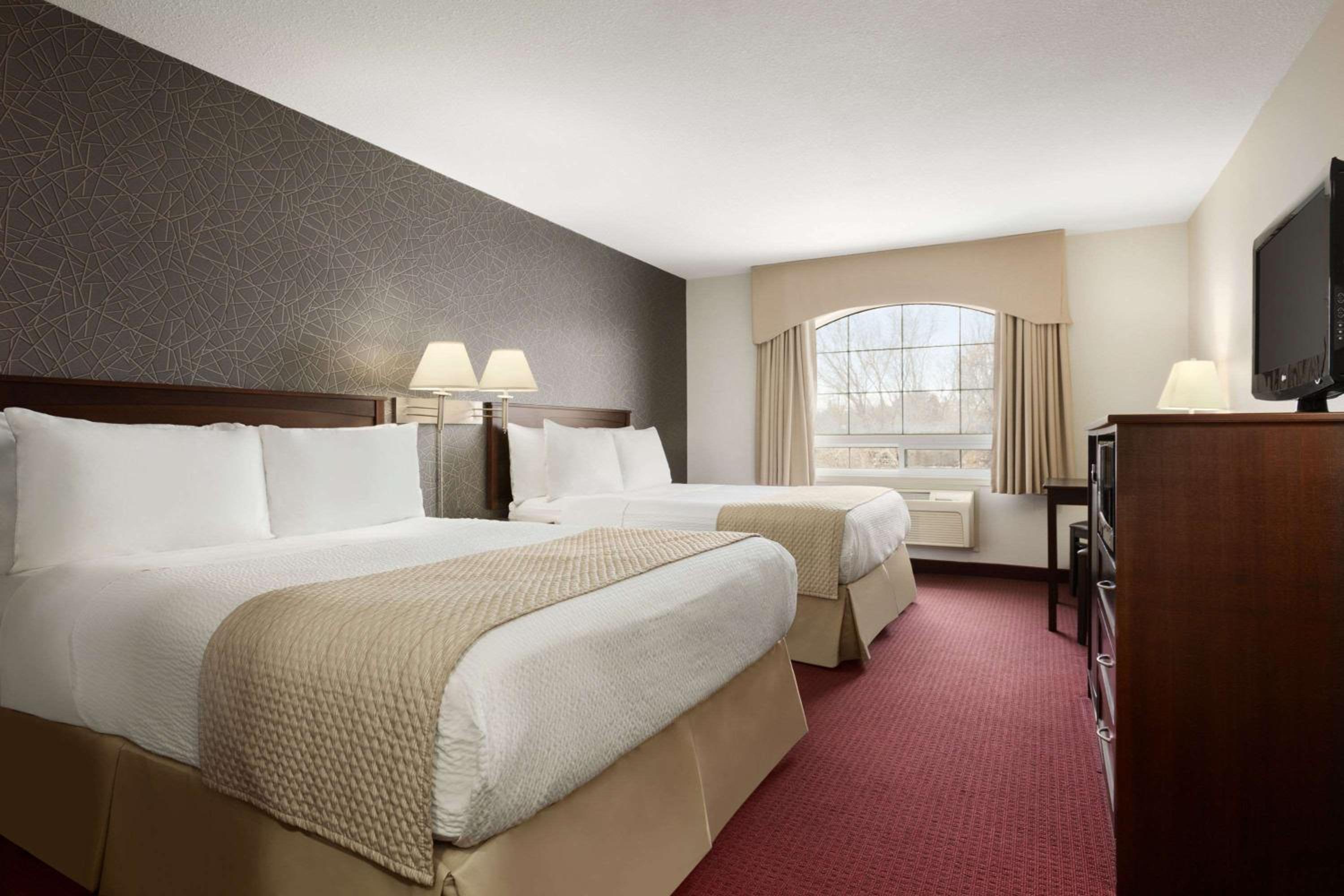 Queen Room with Two Queen Beds - Photo 7