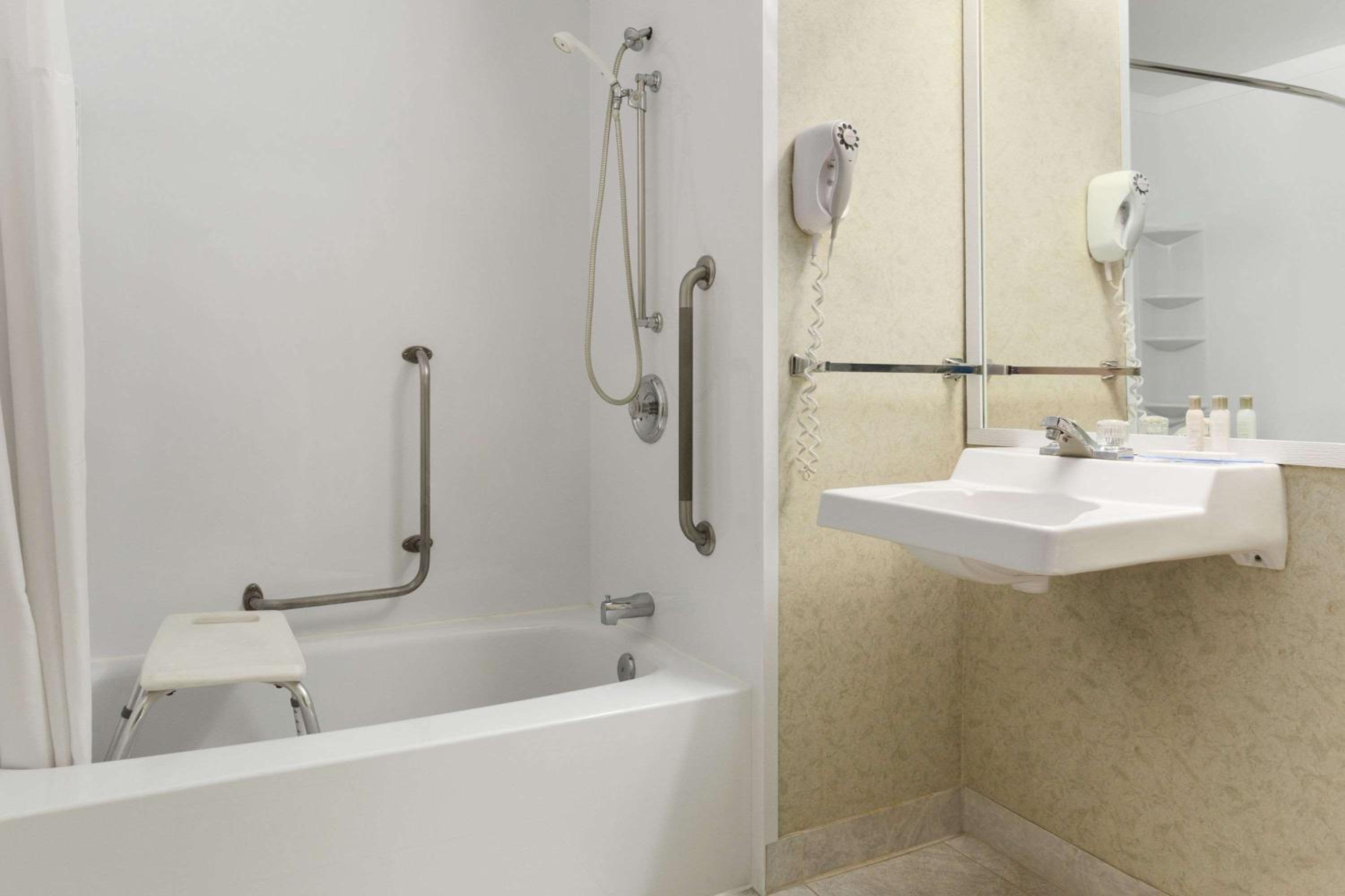 King Room - Disability Access/Non-Smoking - Photo 2