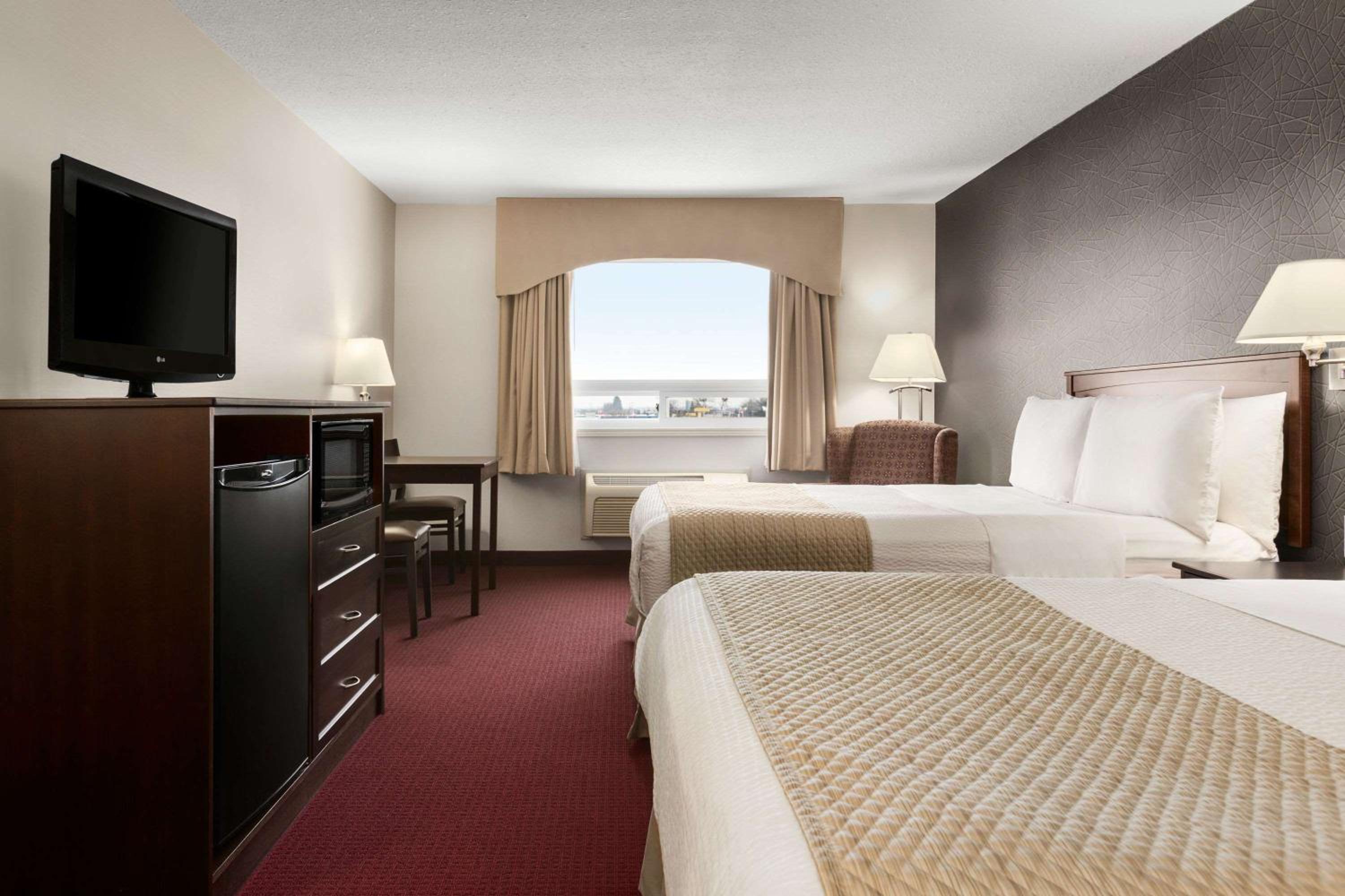 Queen Room with Two Queen Beds - Photo 8