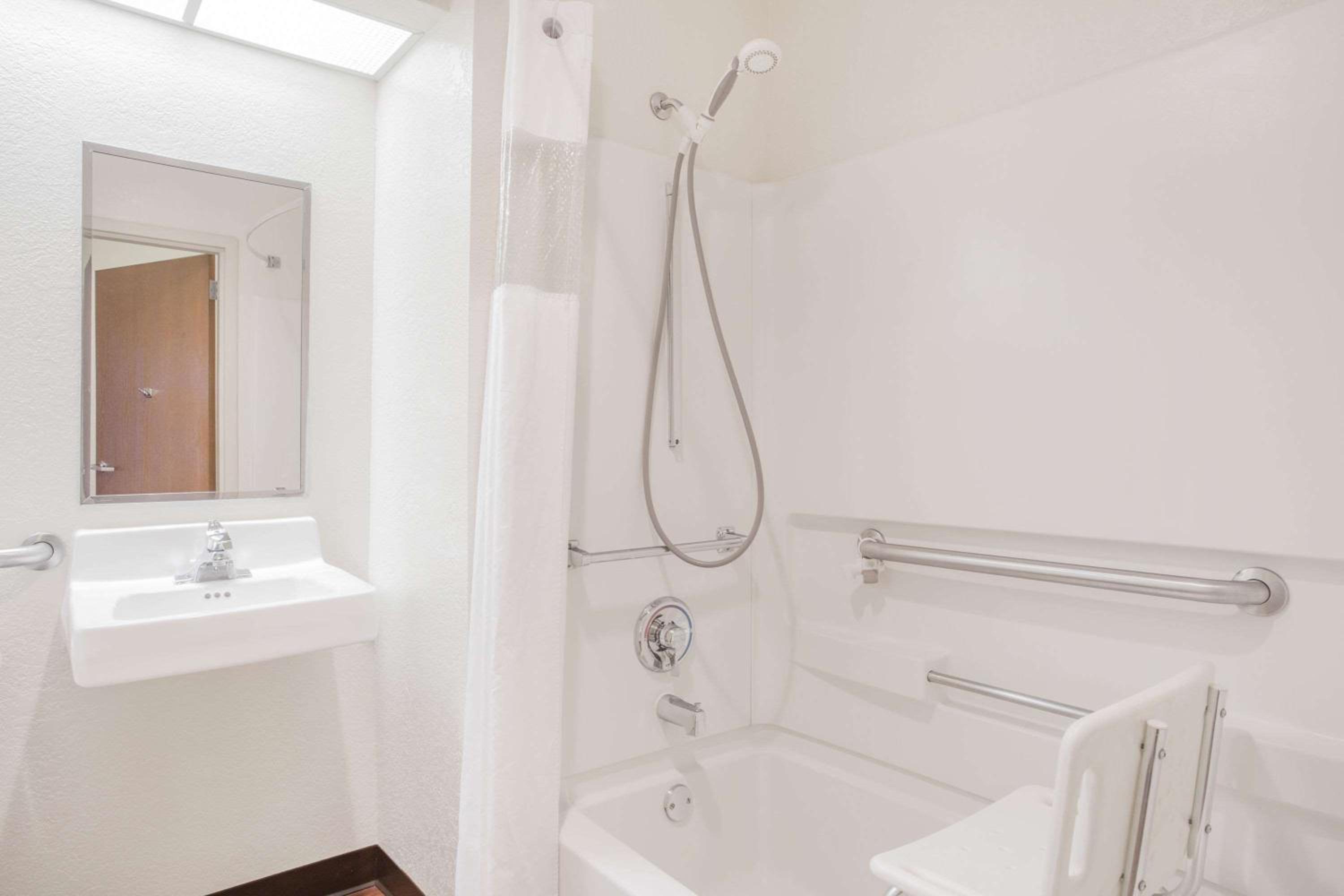 Queen Room - Disability Access/Non-Smoking - Photo 2