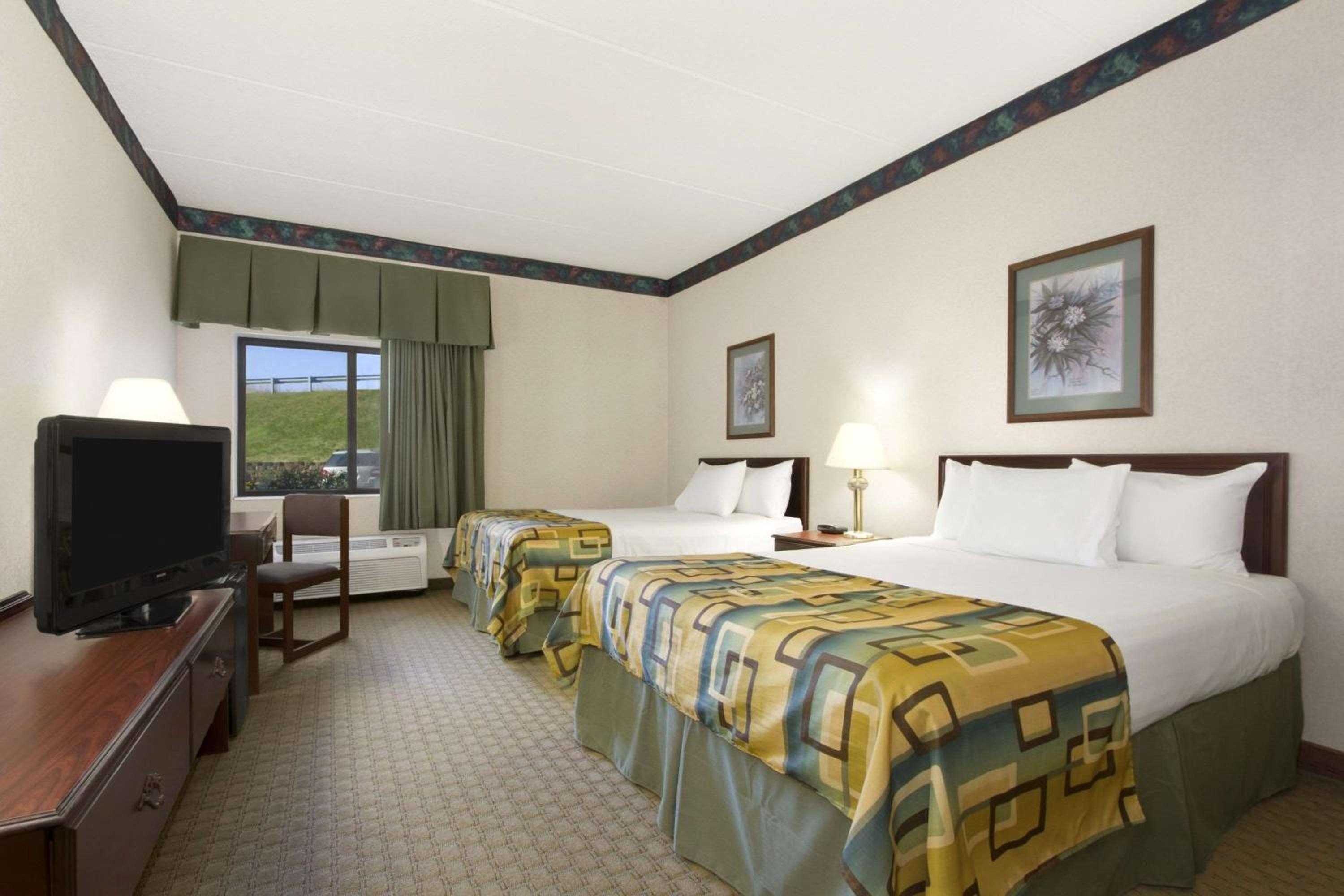Queen Room with Two Queen Beds - Non-Smoking - Photo 1