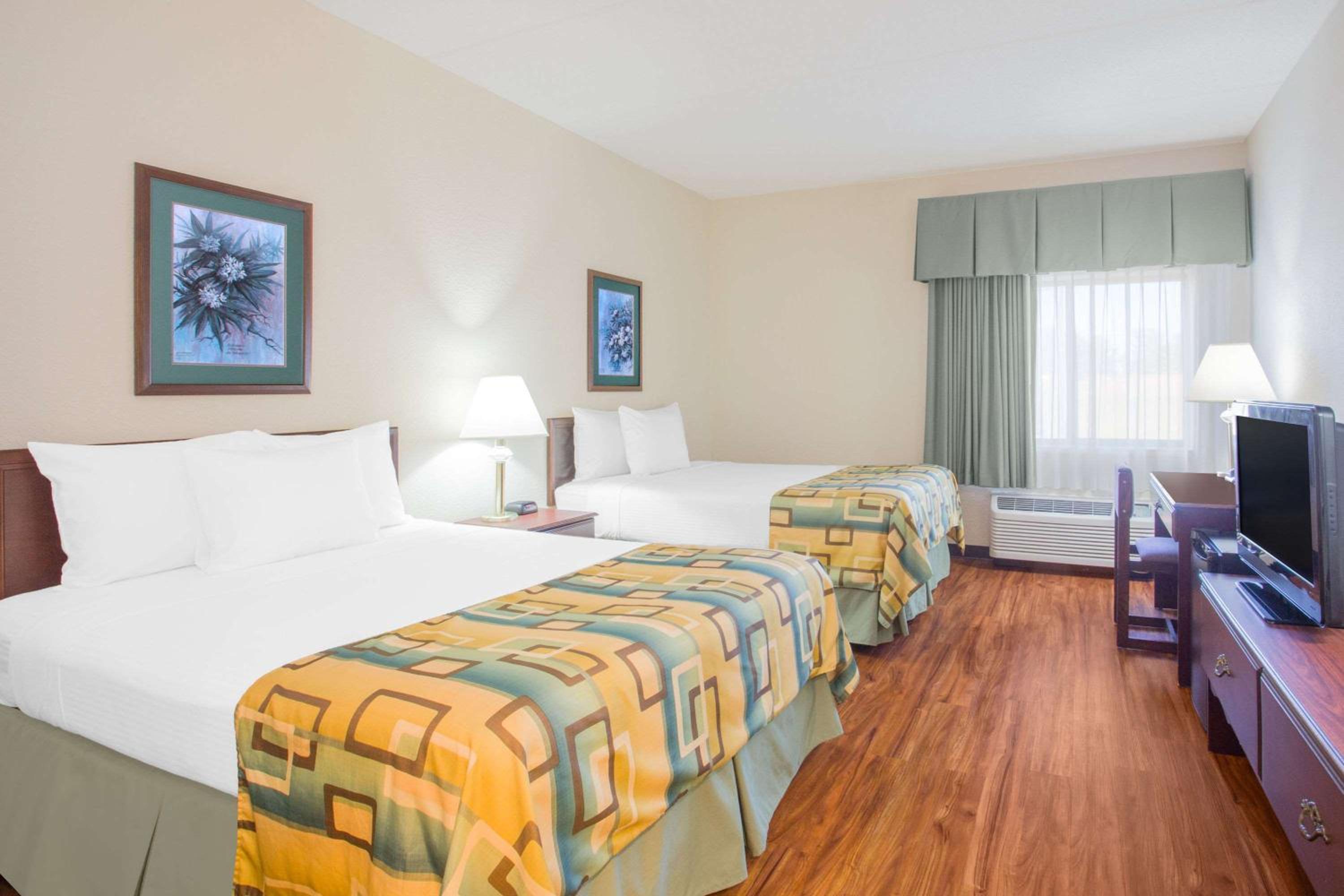 Queen Room with Two Queen Beds - Non-Smoking - Photo 3