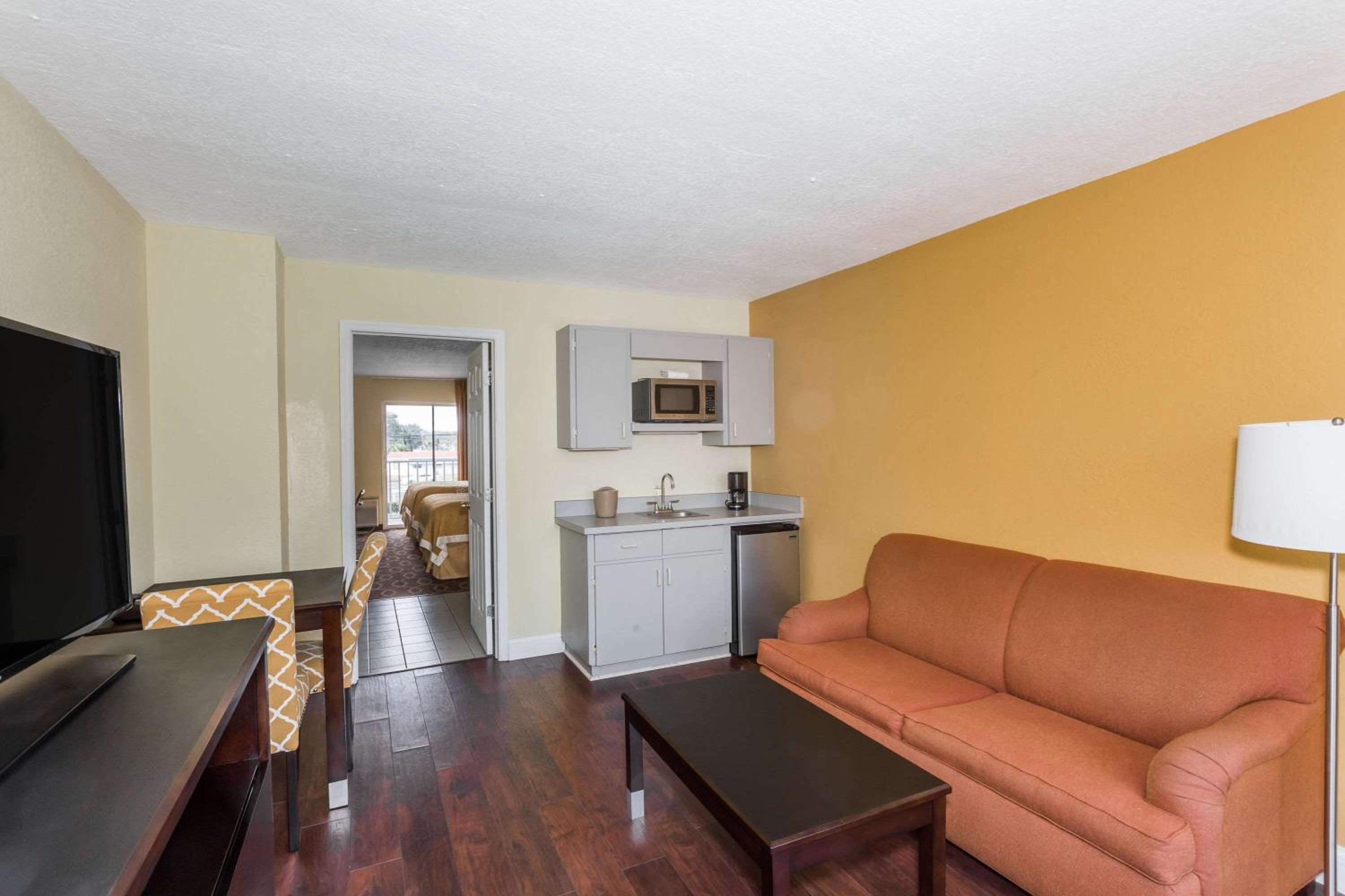 2 Queen Beds, One-Bedroom, Suite, Pool Side View, Non-Smoking - Photo 5