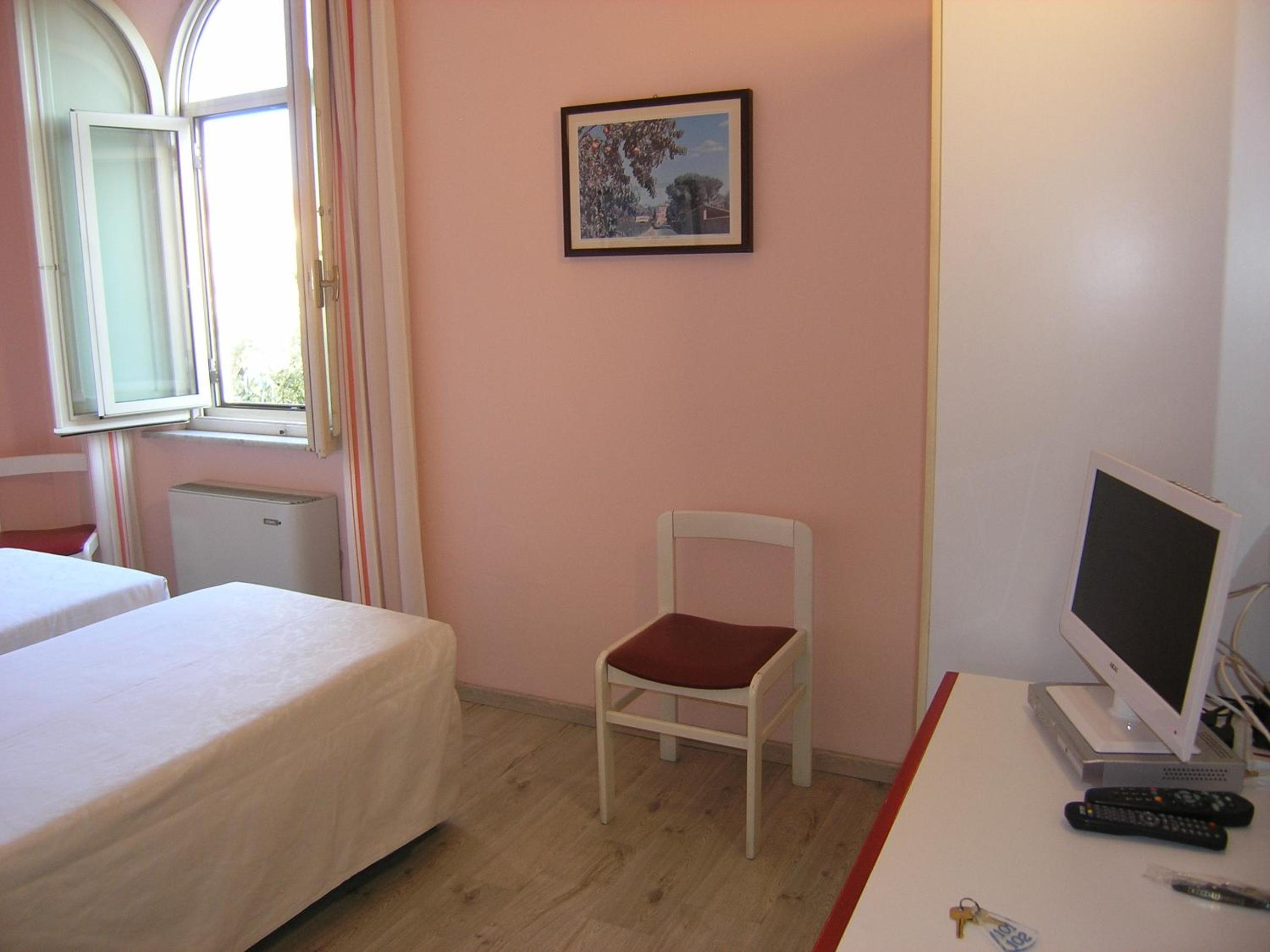Economy Double Room photo 3