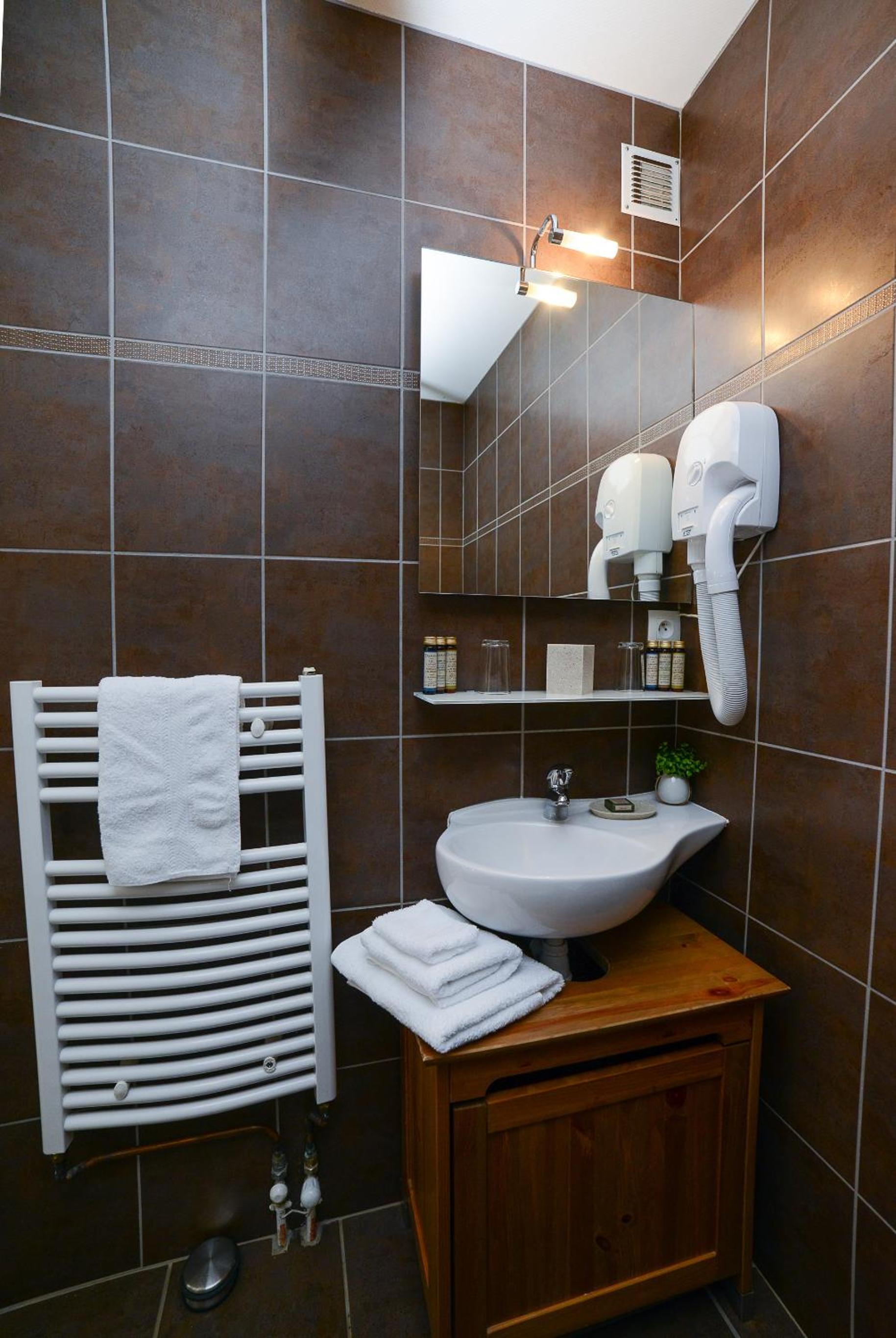 Small Double Room - Photo 15