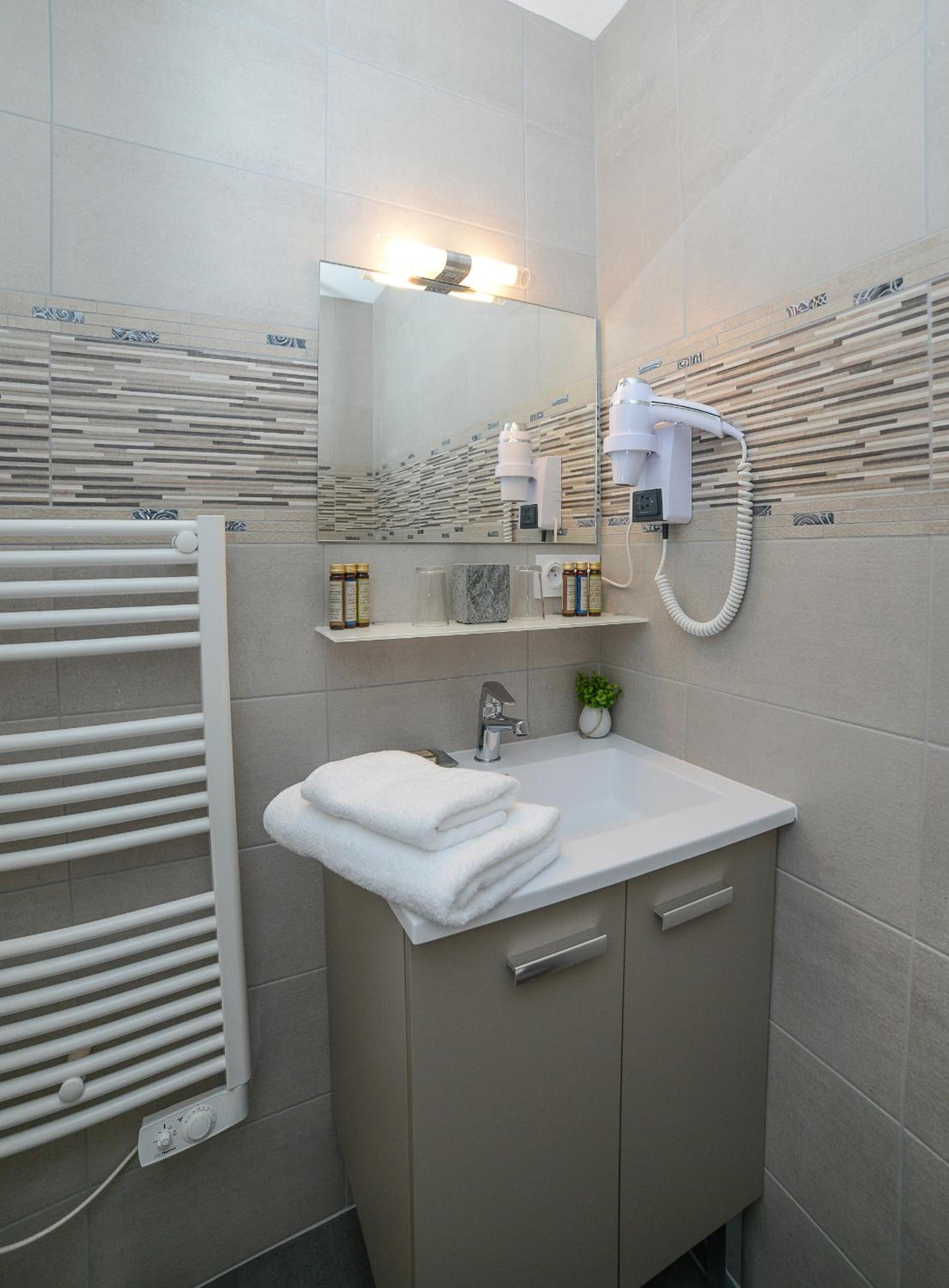 Small Double Room - Photo 7