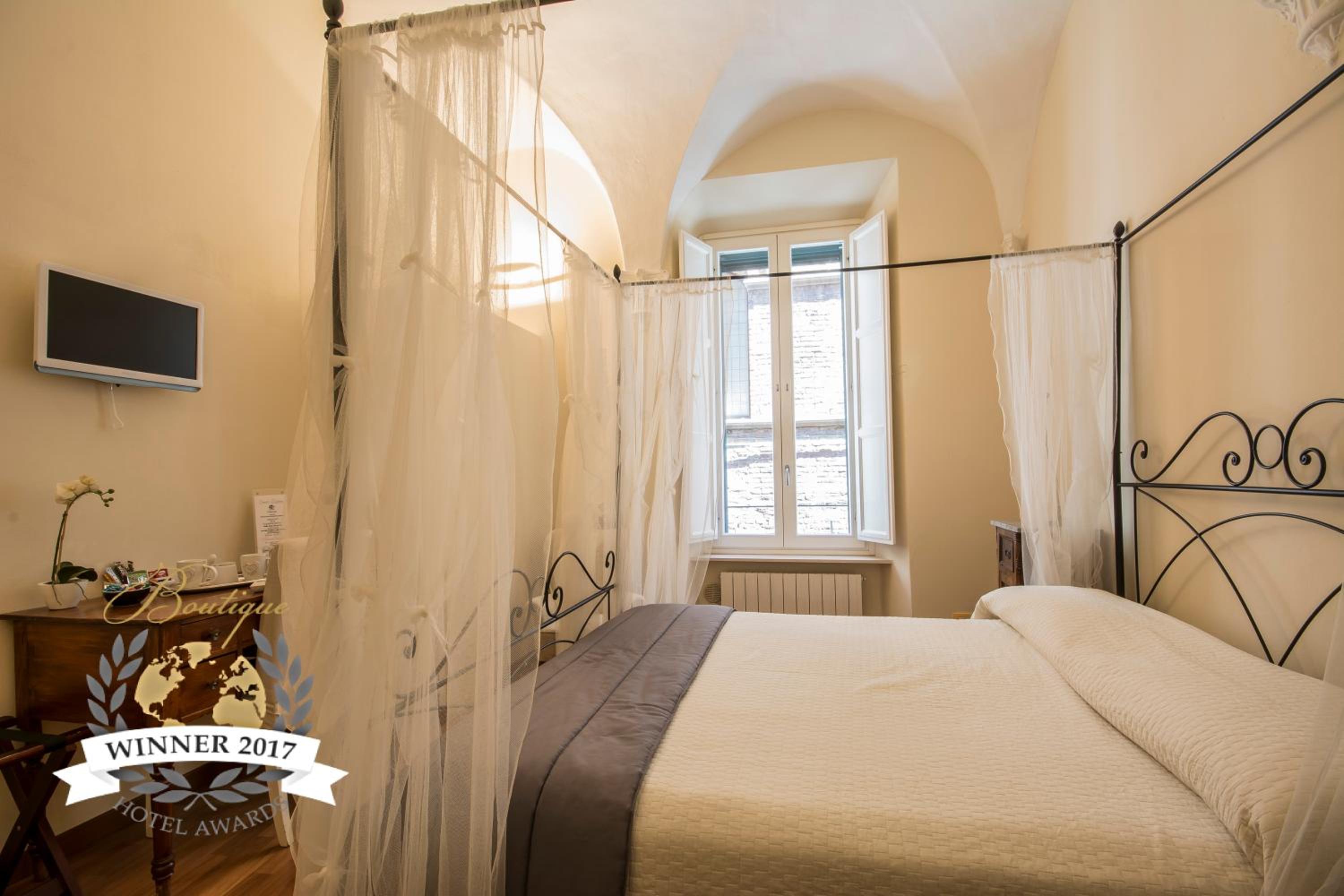 Classic Double or Twin Room - Photo 12