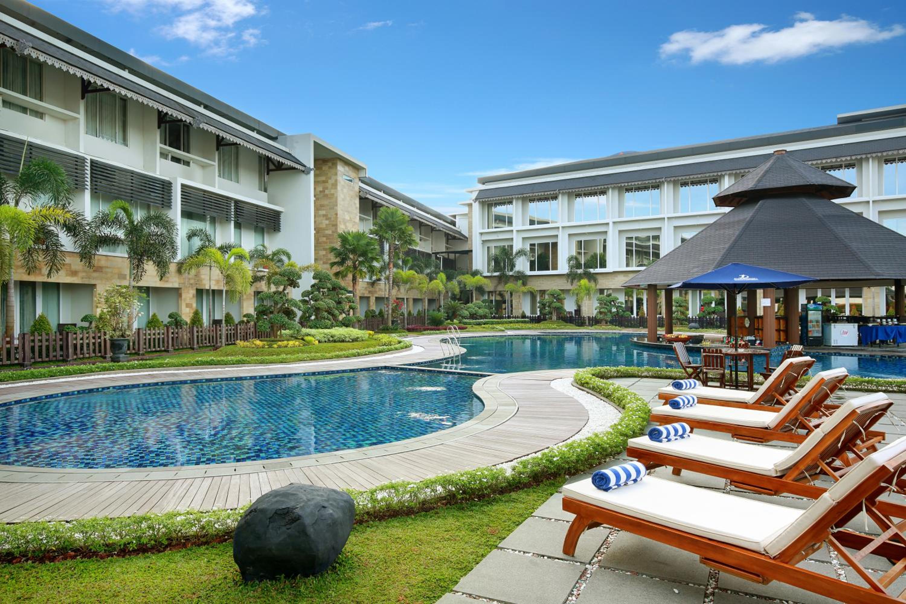 Deluxe Twin Pool View - Photo 3
