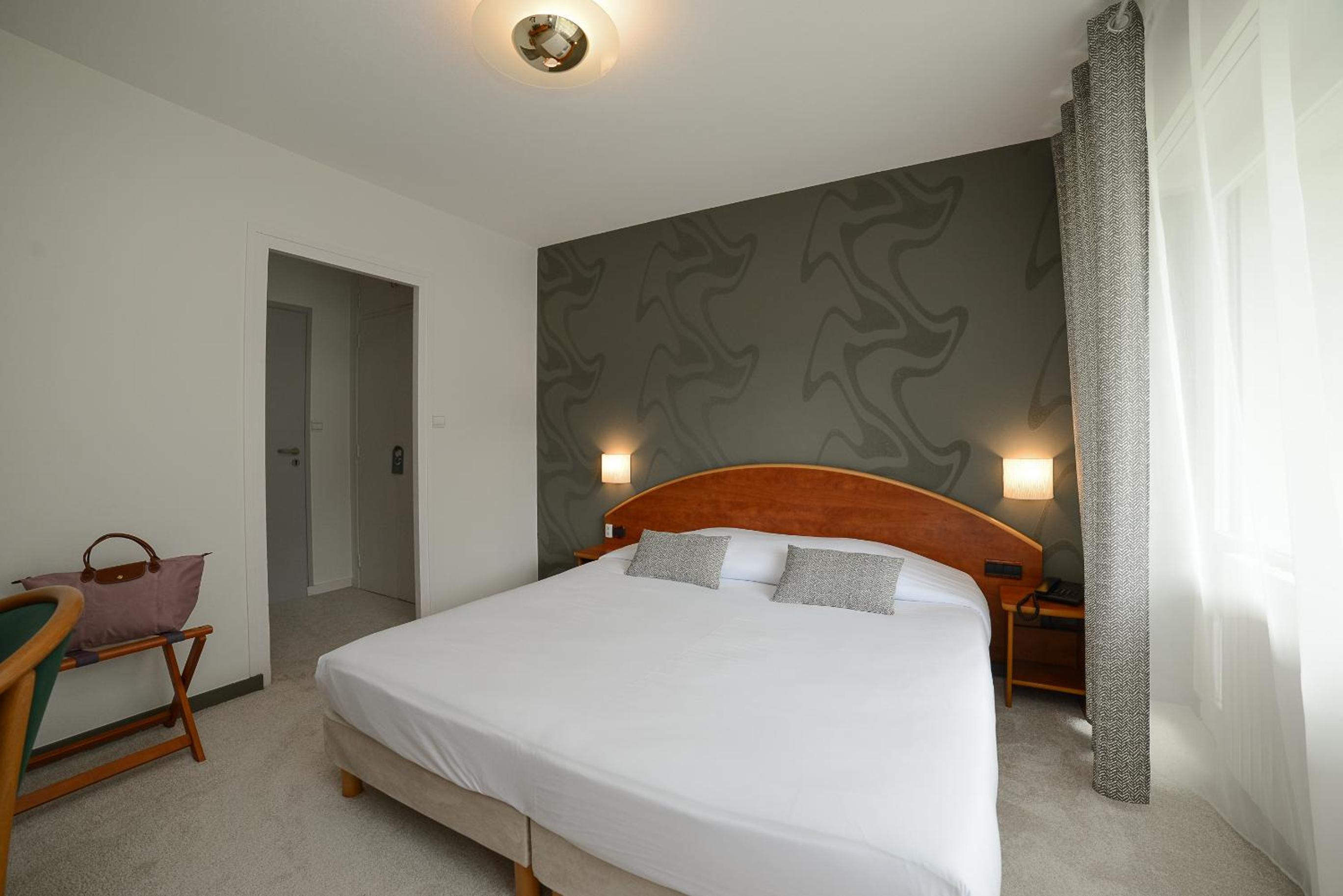 Deluxe Double Room with Balcony - Photo 2