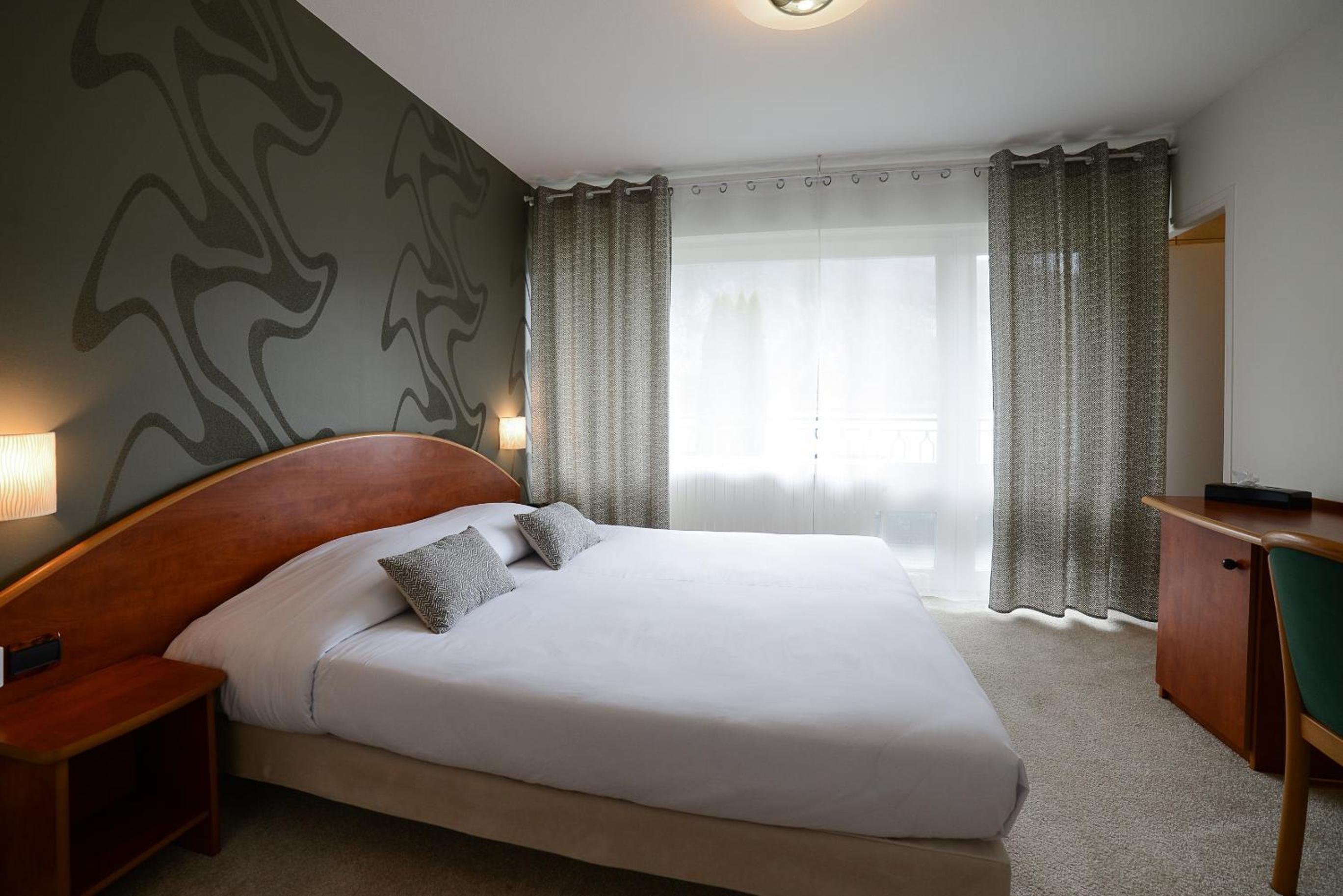 Deluxe Double Room with Balcony - Photo 4