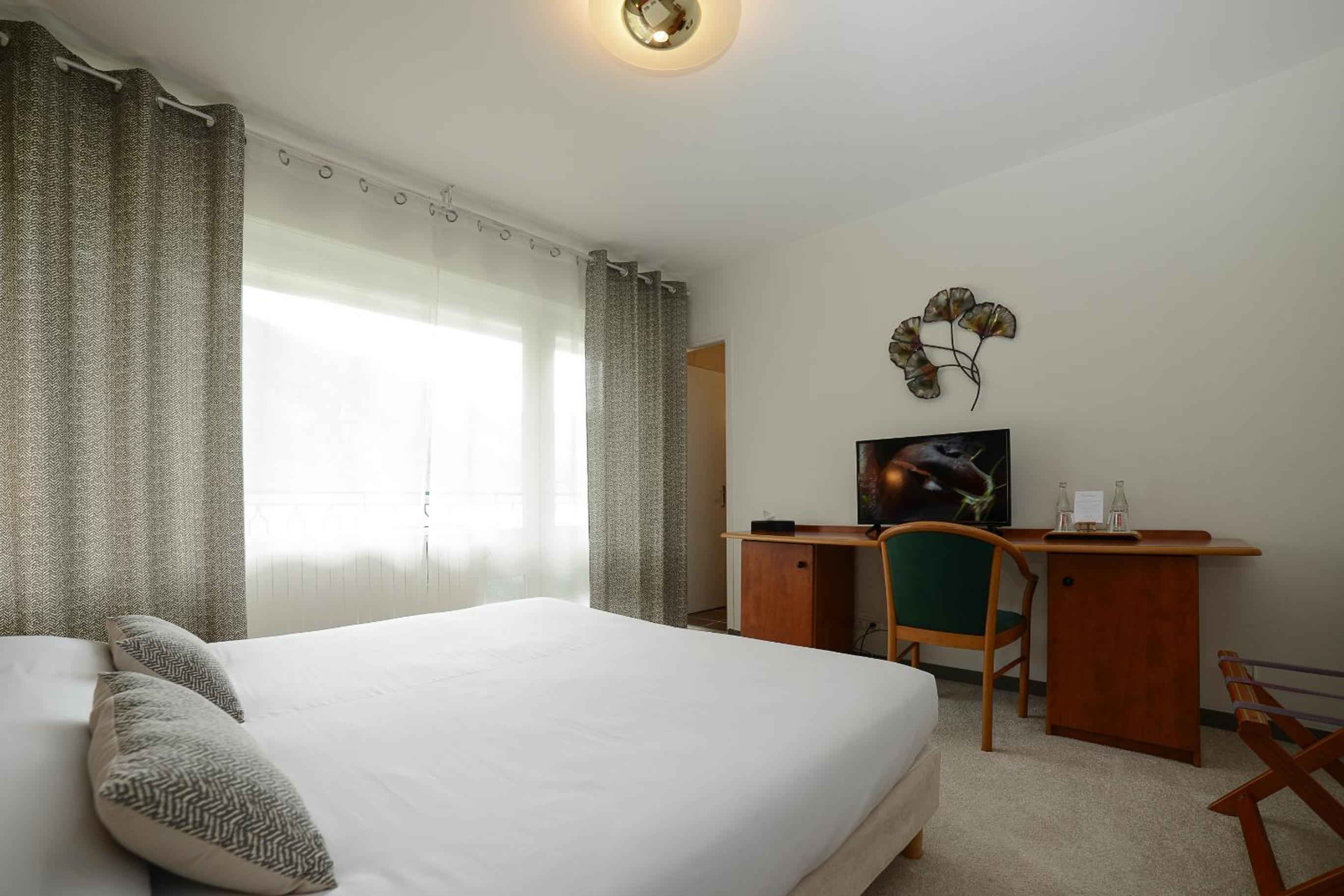 Deluxe Double Room with Balcony - Photo 3