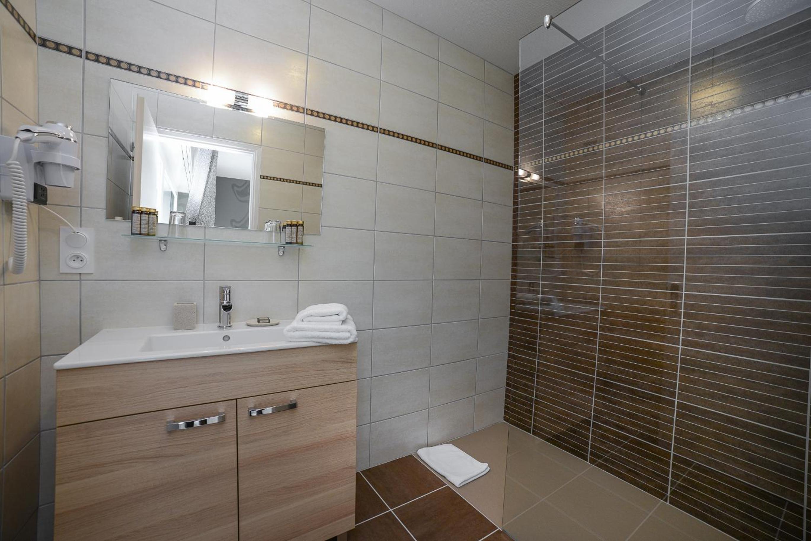 Deluxe Double Room with Balcony - Photo 14