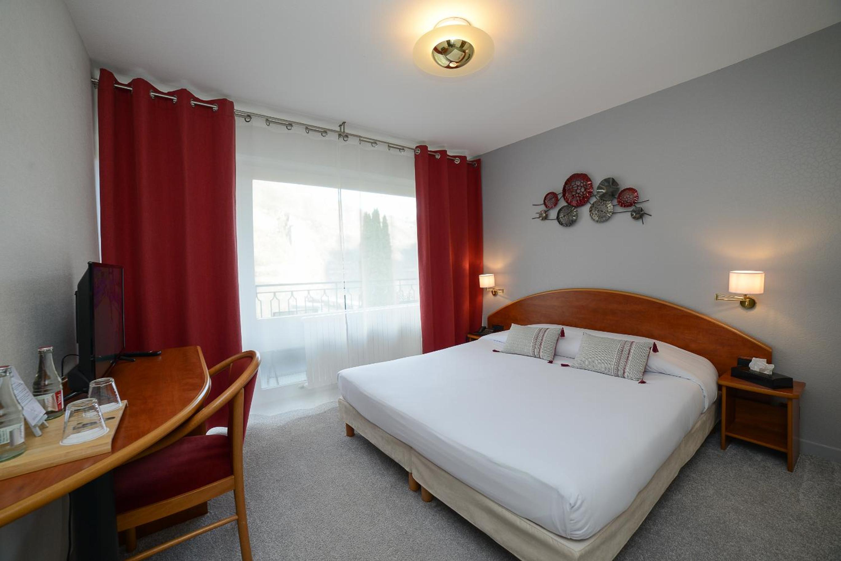 Deluxe Double Room with Balcony - Photo 7