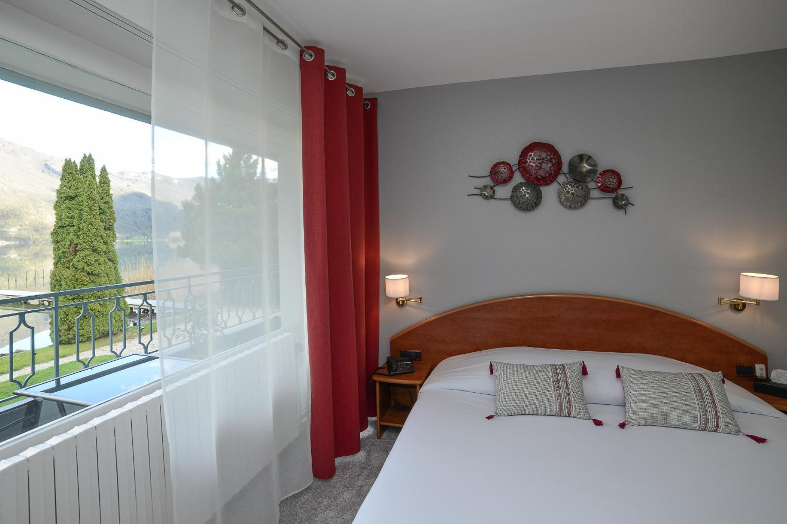 Deluxe Double Room with Balcony - Photo 6