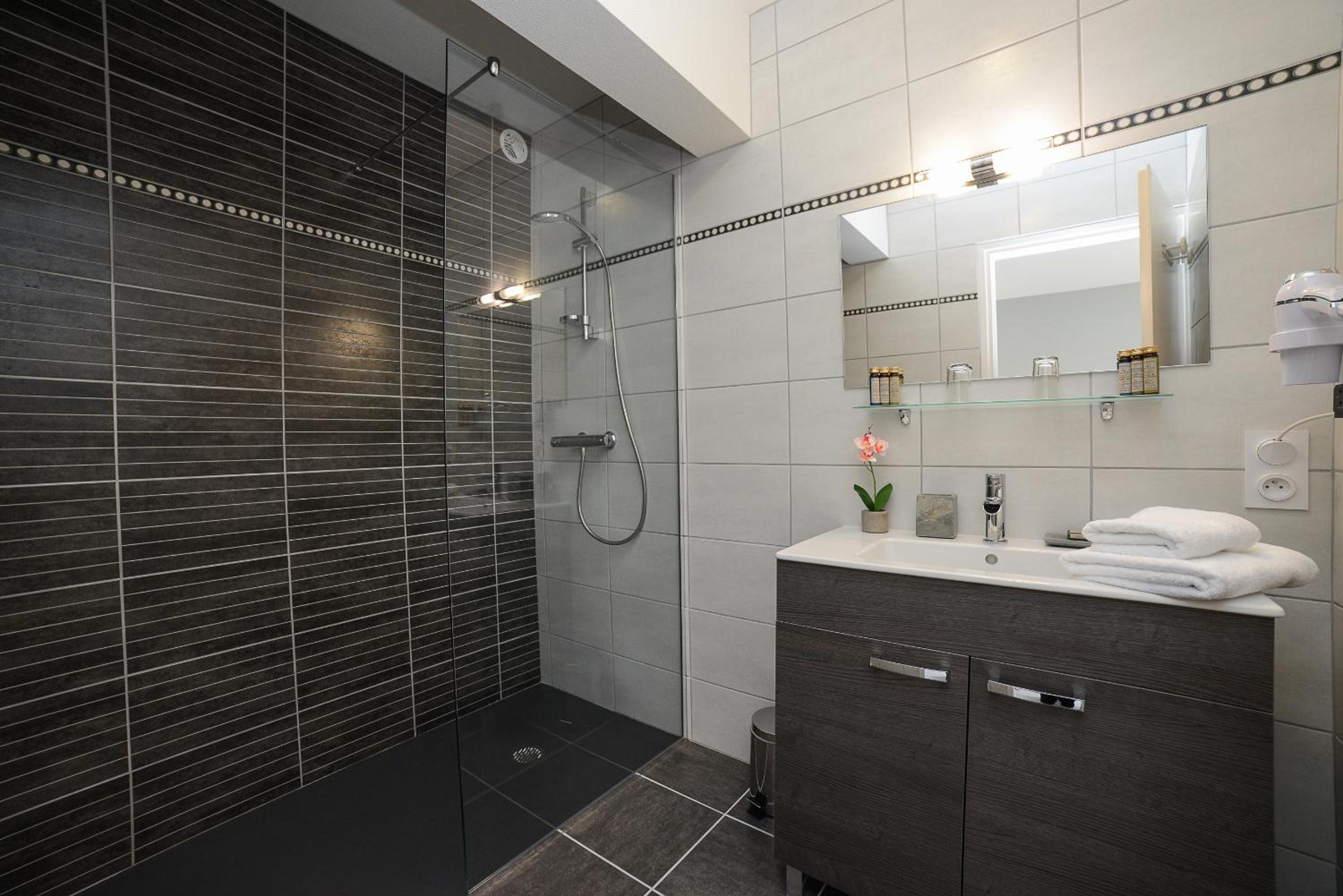 Deluxe Double Room with Balcony - Photo 5