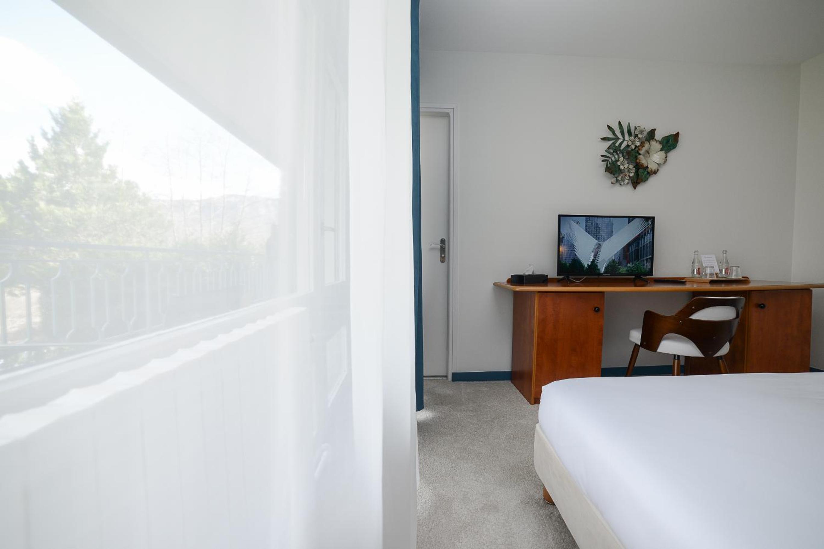 Deluxe Double Room with Balcony - Photo 9