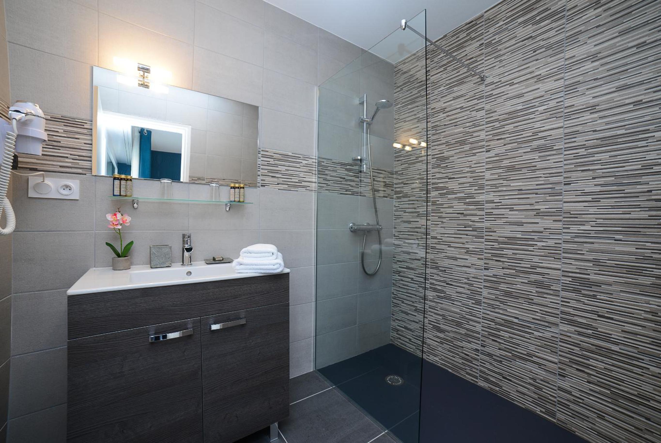 Deluxe Double Room with Balcony - Photo 8