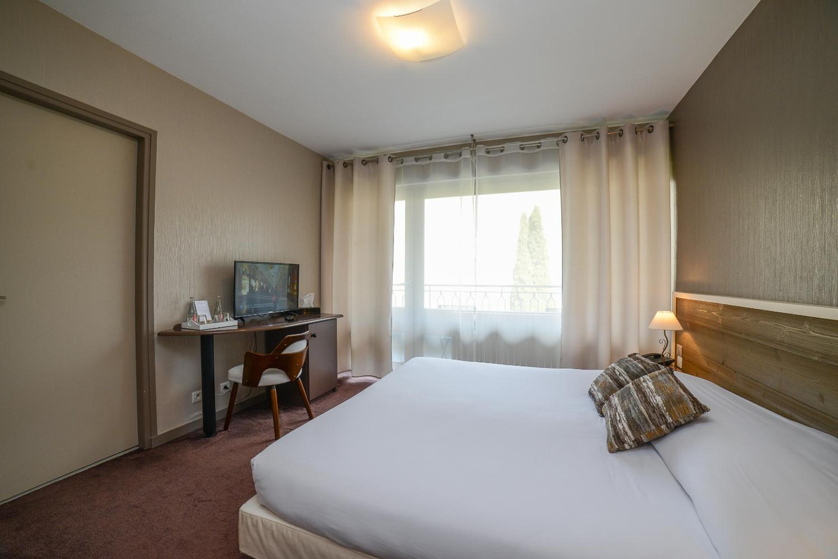 Deluxe Double Room with Balcony - Photo 12