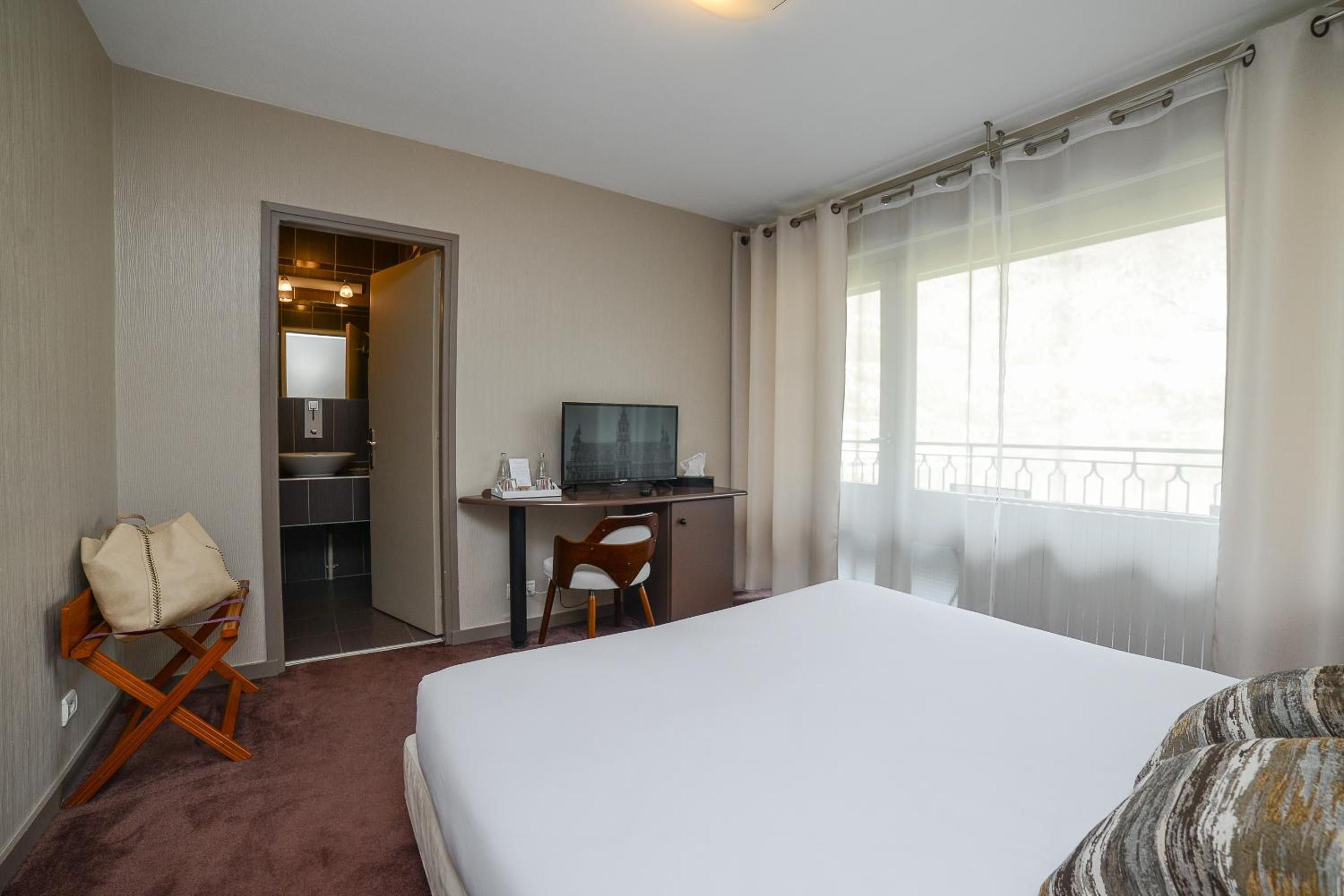 Deluxe Double Room with Balcony - Photo 11