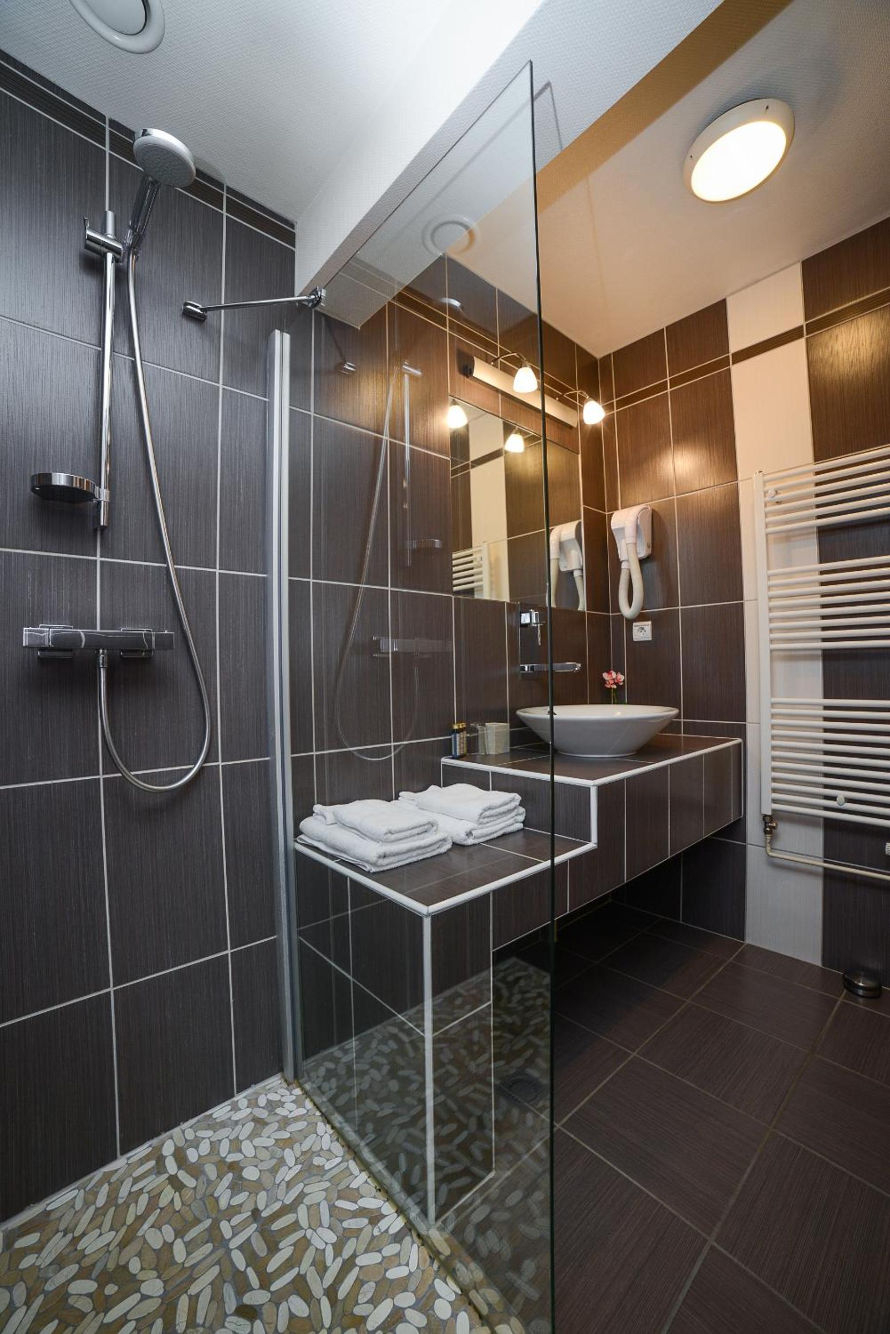 Deluxe Double Room with Balcony - Photo 10