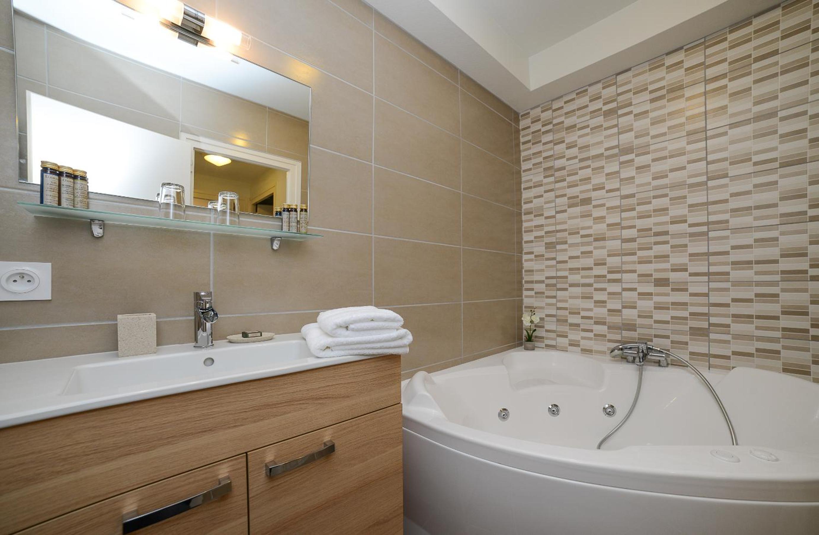Double Room with Spa Bath photo 3