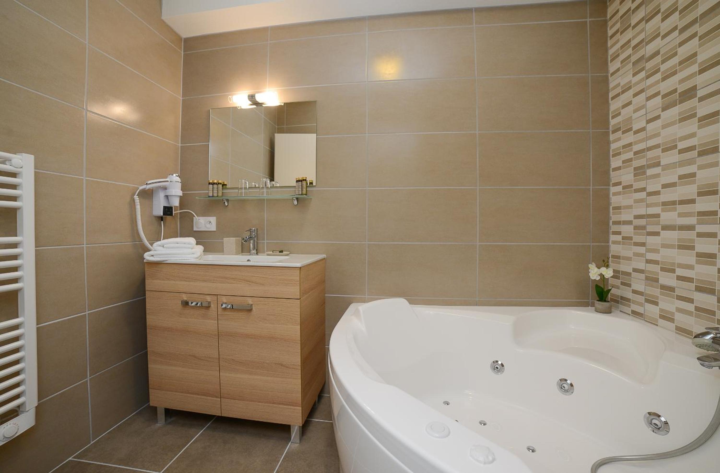 Double Room with Spa Bath photo 2