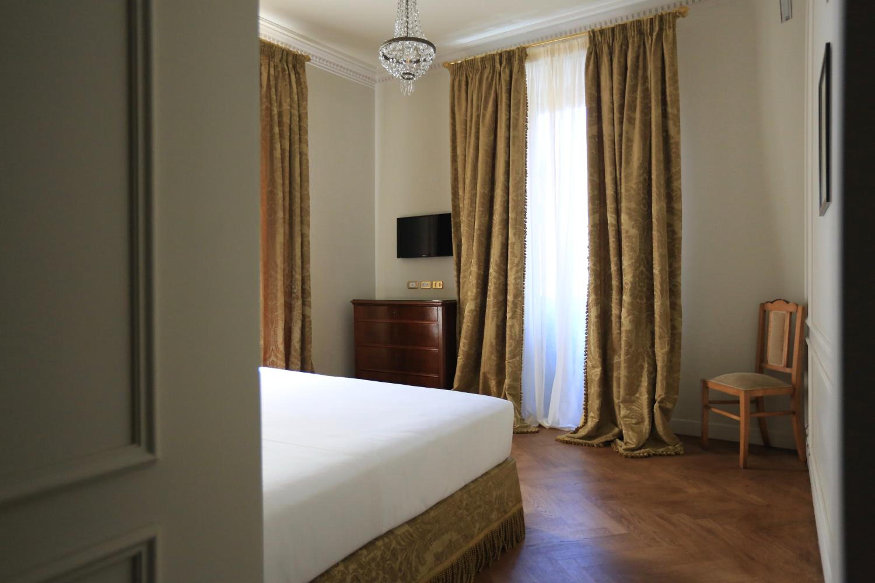 Executive Double Room thumbnail 6