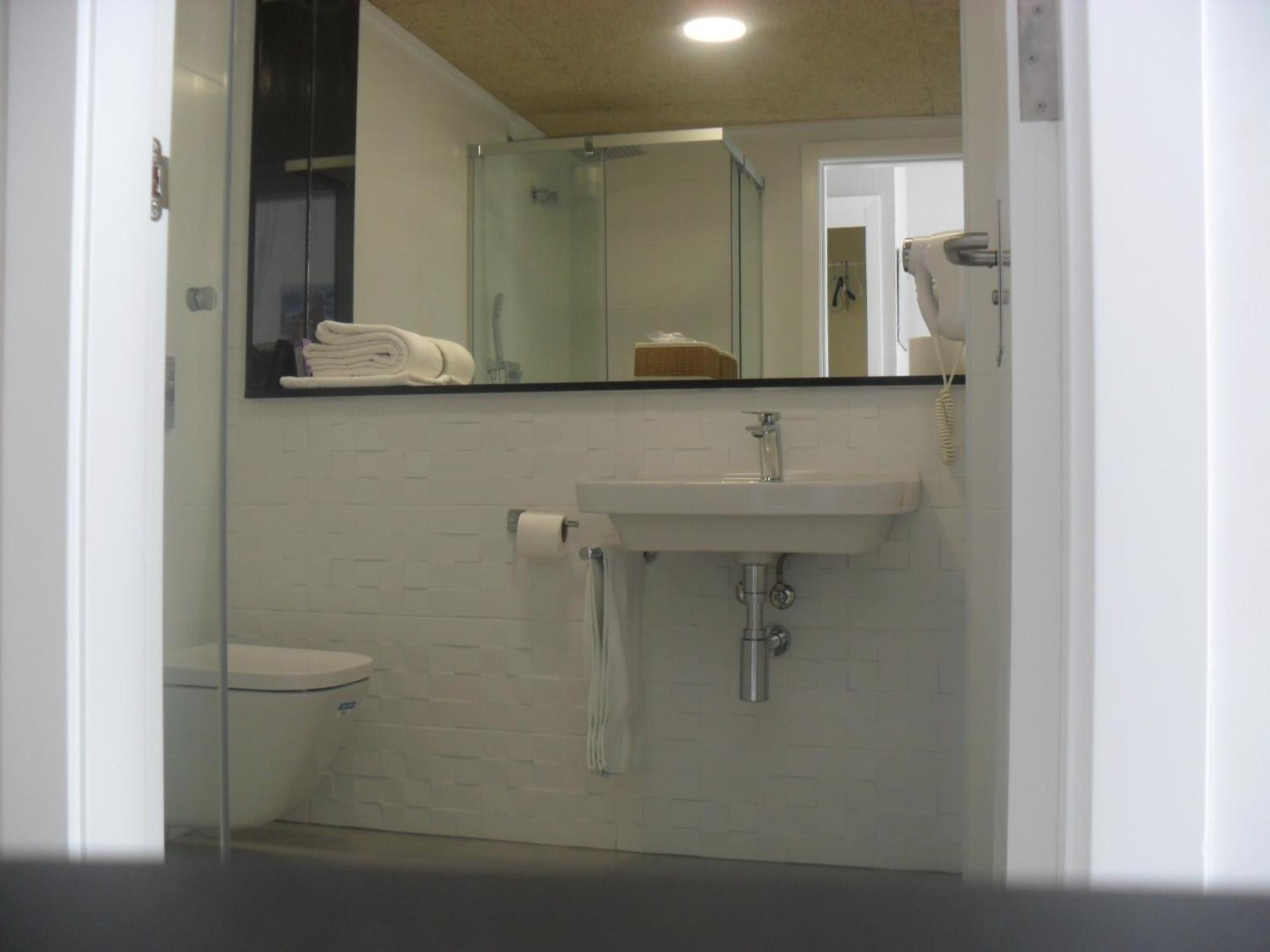 Twin Room - Photo 9