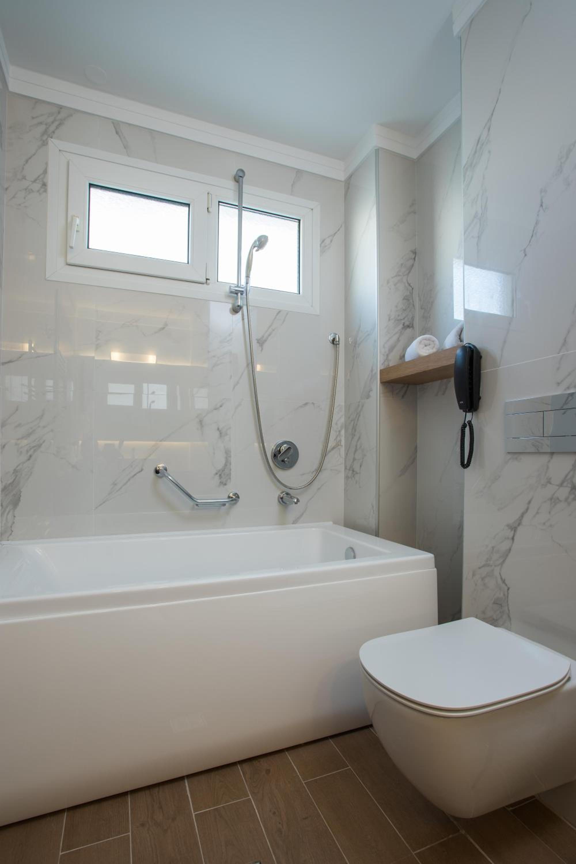 Deluxe Suite - Photo 17