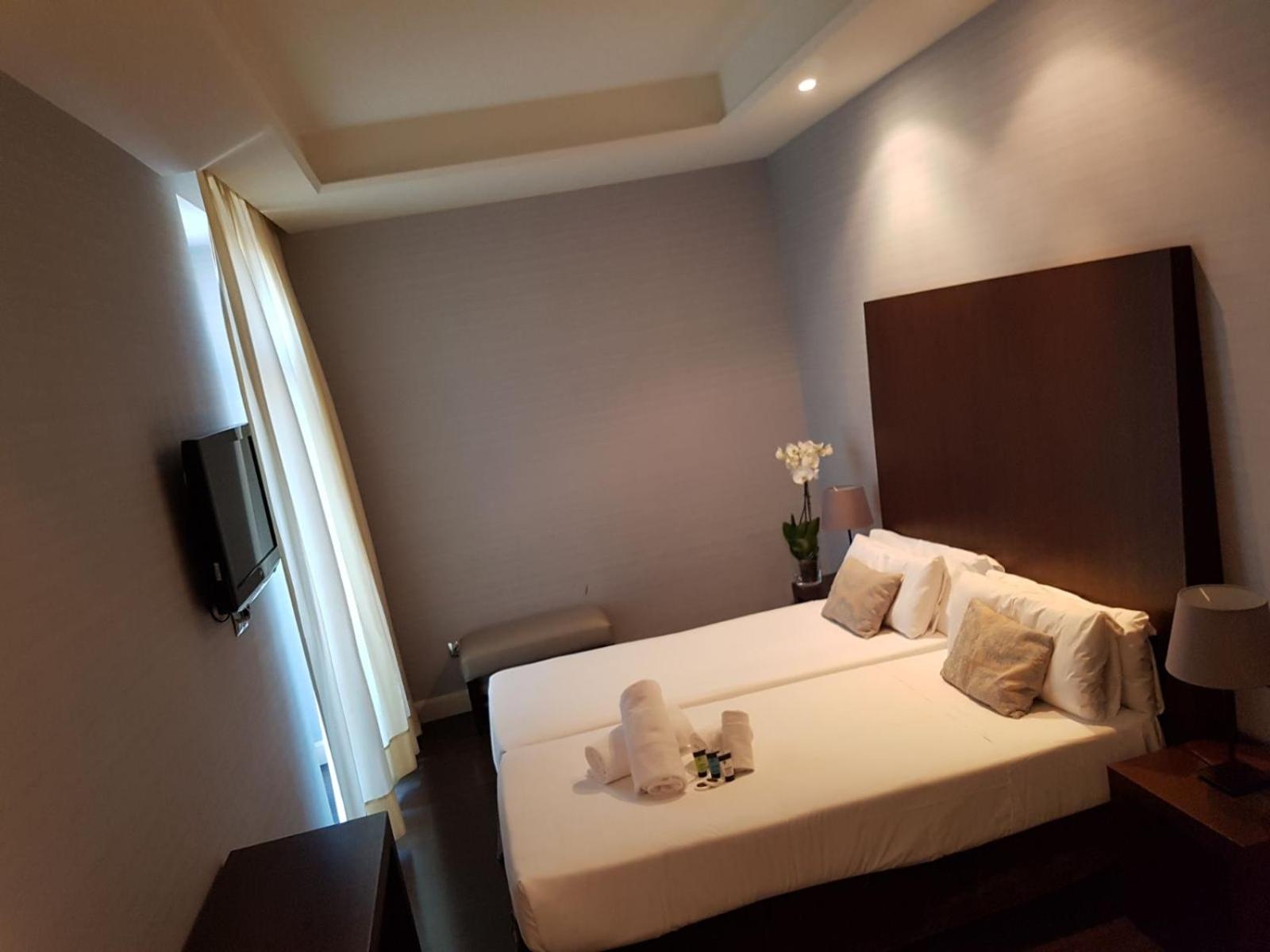 Comfort Cool Room with Ramblas View photo 3
