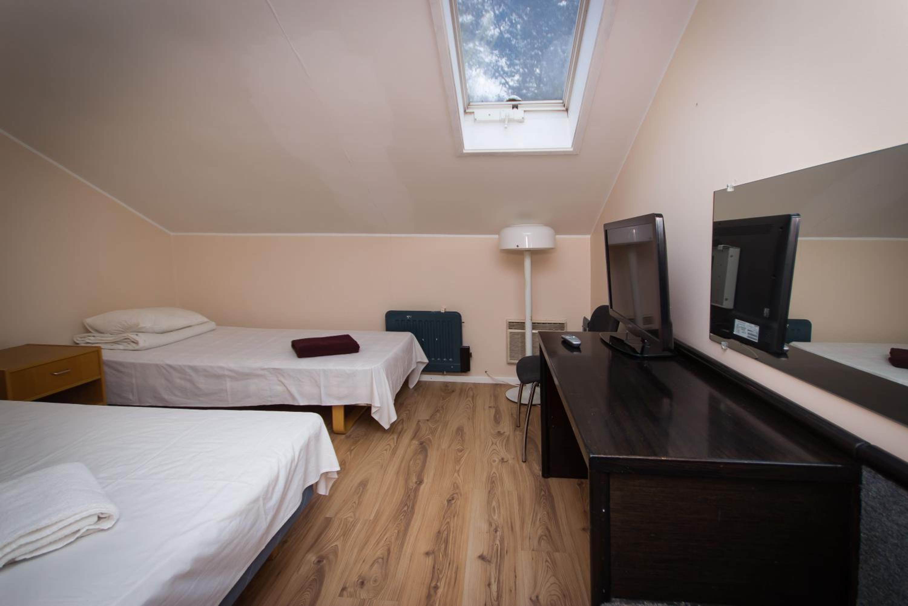 Economy Twin Room - Photo 4