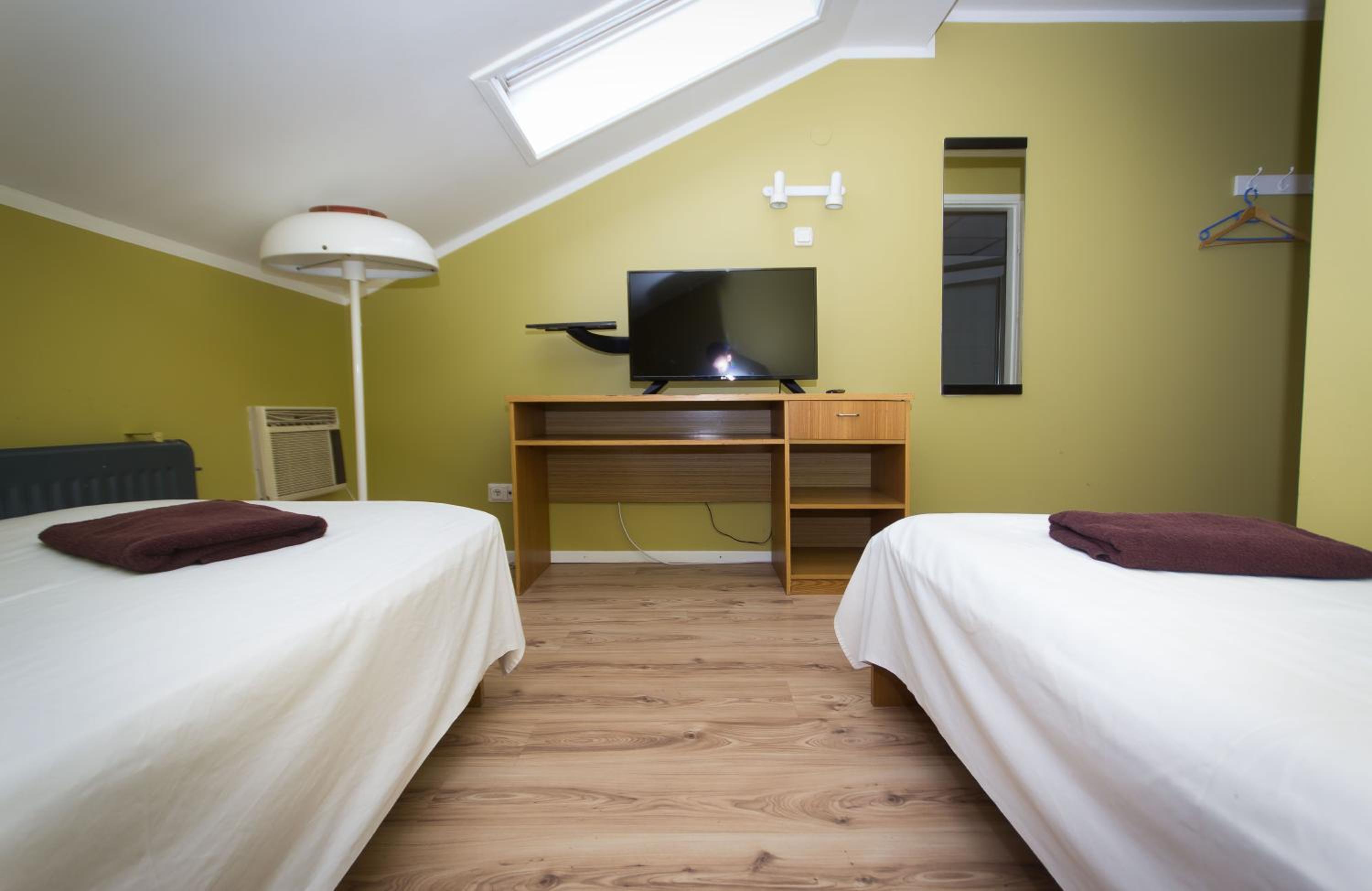 Economy Twin Room - Photo 2