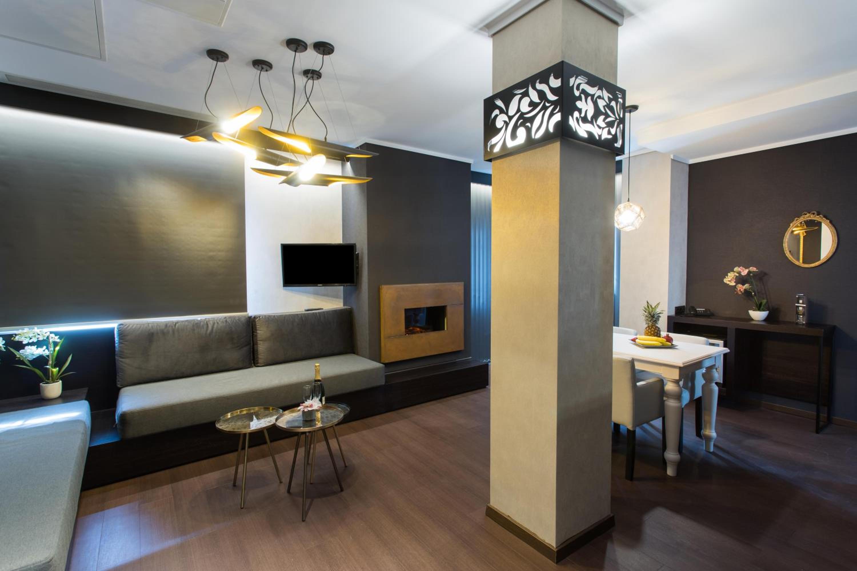 Deluxe Suite - Photo 12