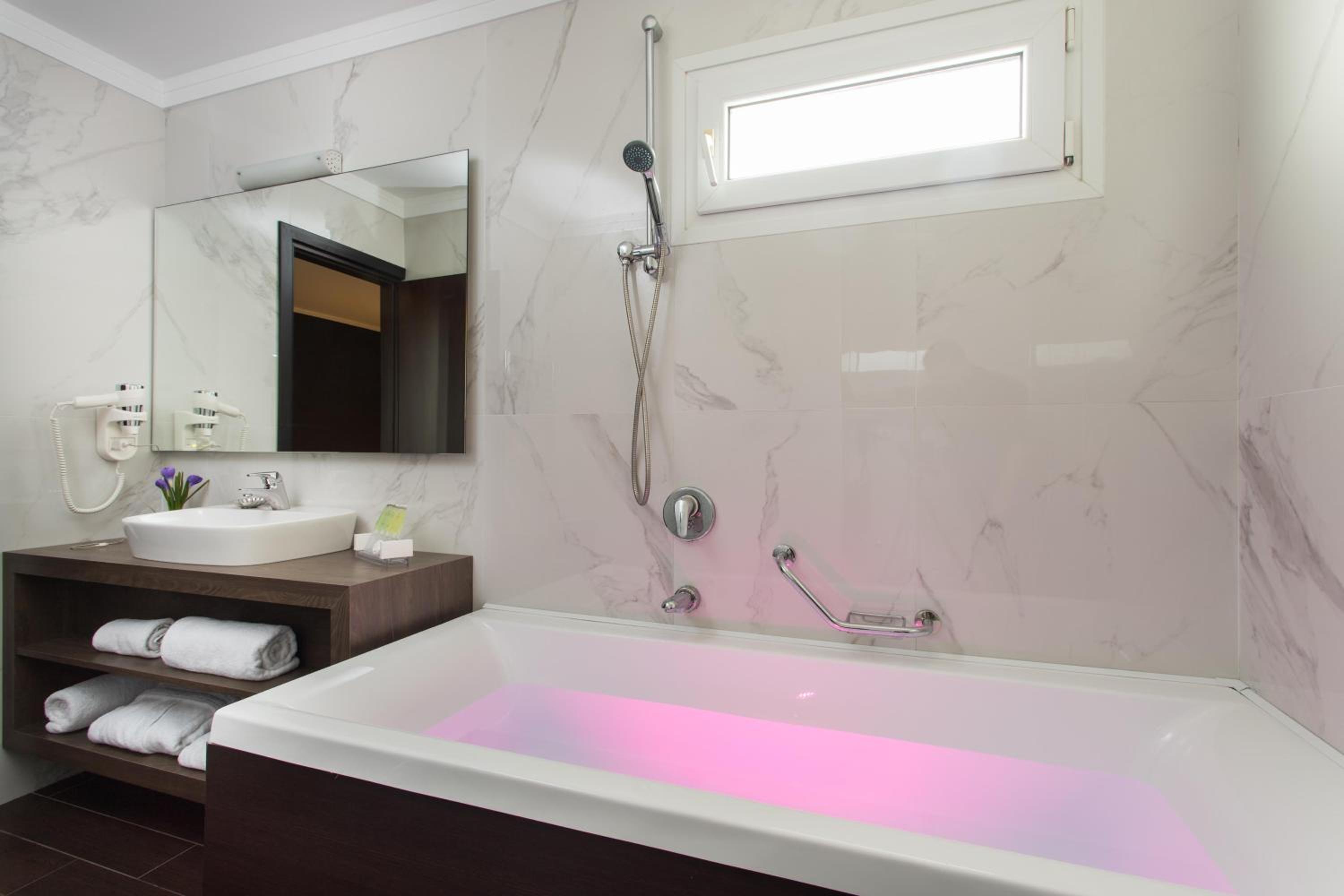 Deluxe Suite - Photo 11