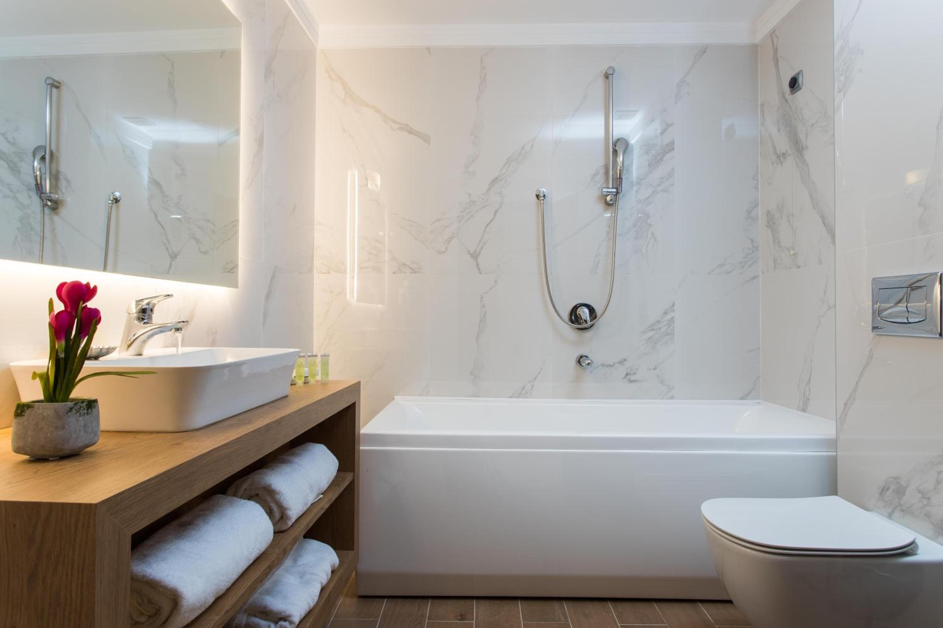 Deluxe Suite - Photo 8