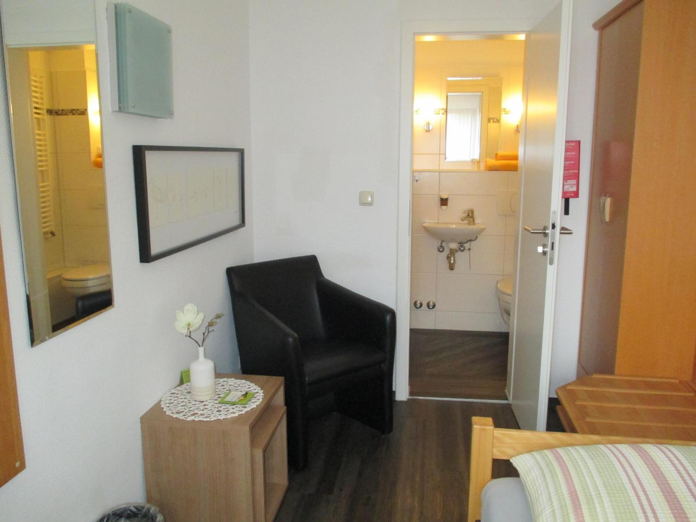 Single Room with Bathroom photo 2