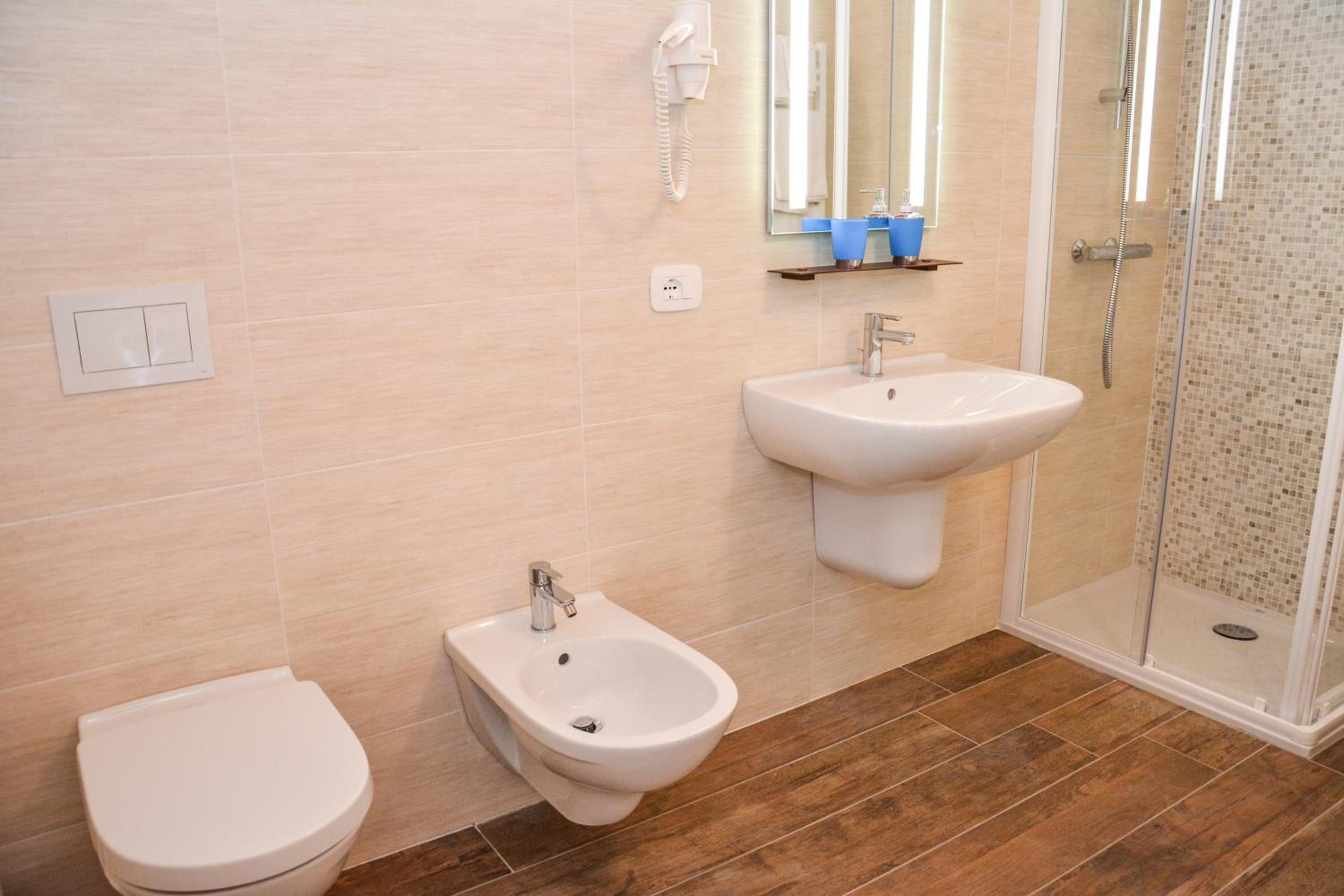 Large Double Room - Photo 6