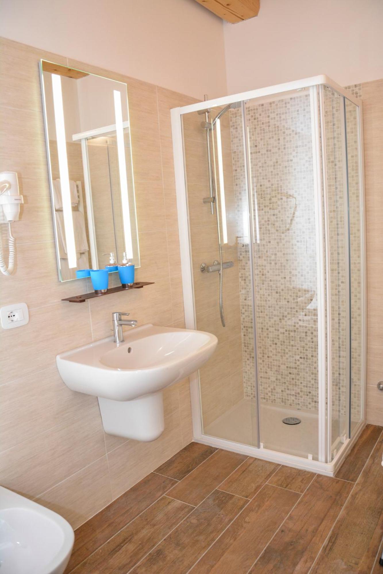 Large Double Room - Photo 2