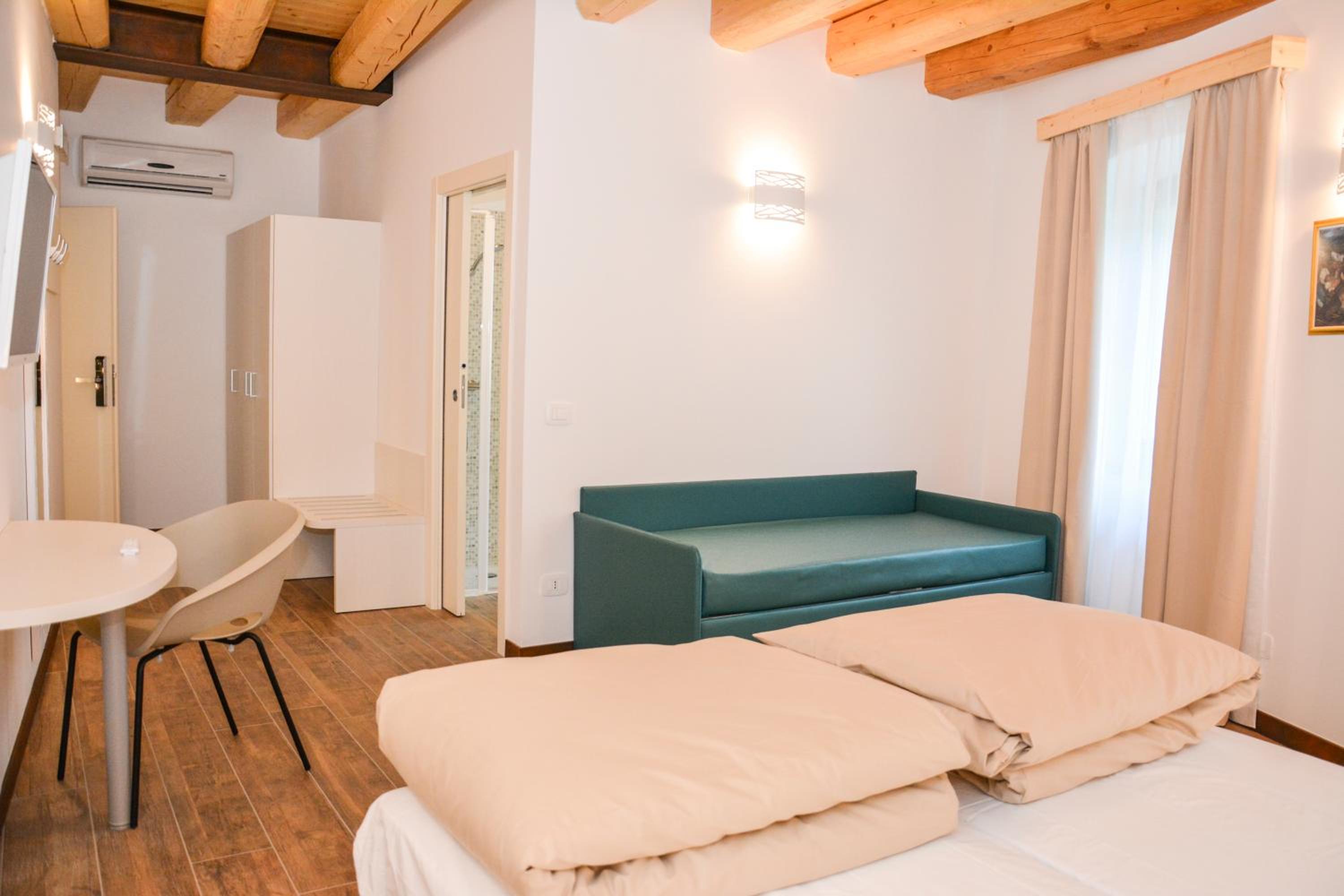 Large Double Room - Photo 3