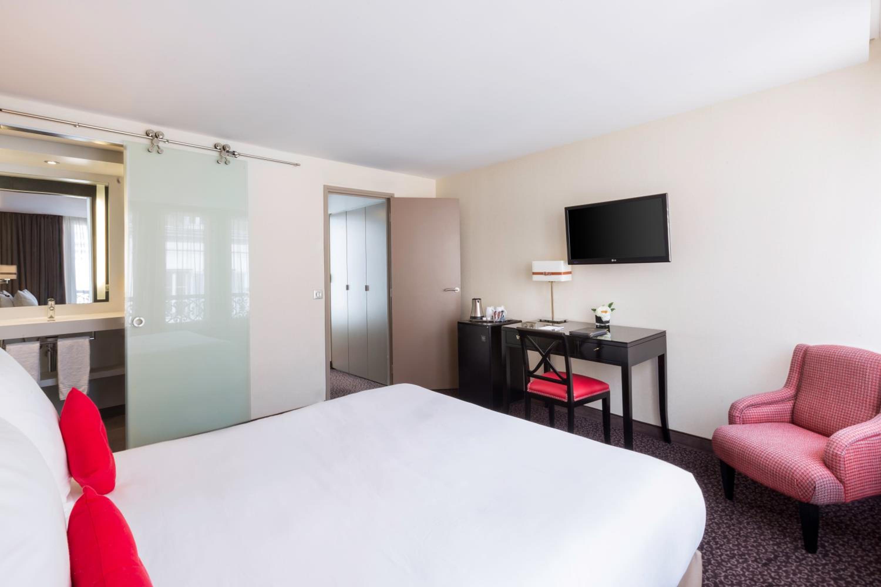Comfort Queen Room - Photo 5