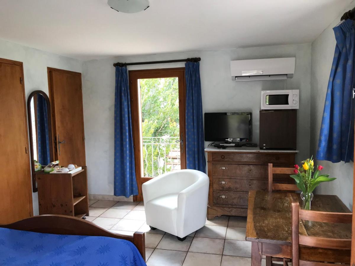 Chambre: une fenêtre sur le Ventoux