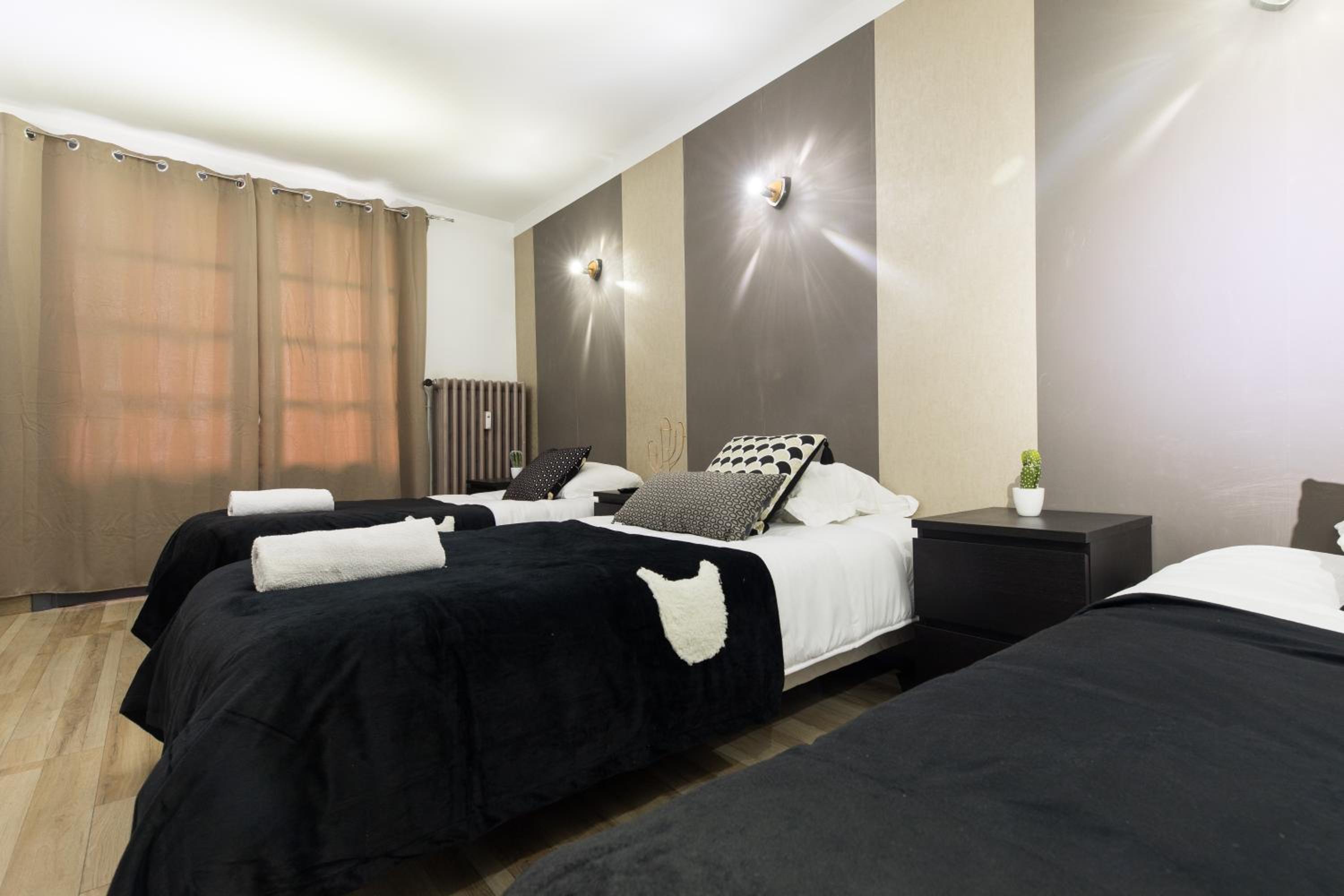 Triple Room with Balcony - Photo 9